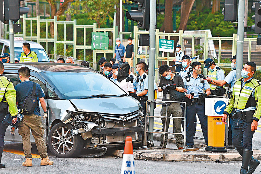 狂飆15公里撞7車 藏毒七人車司機被捕 香港文匯報