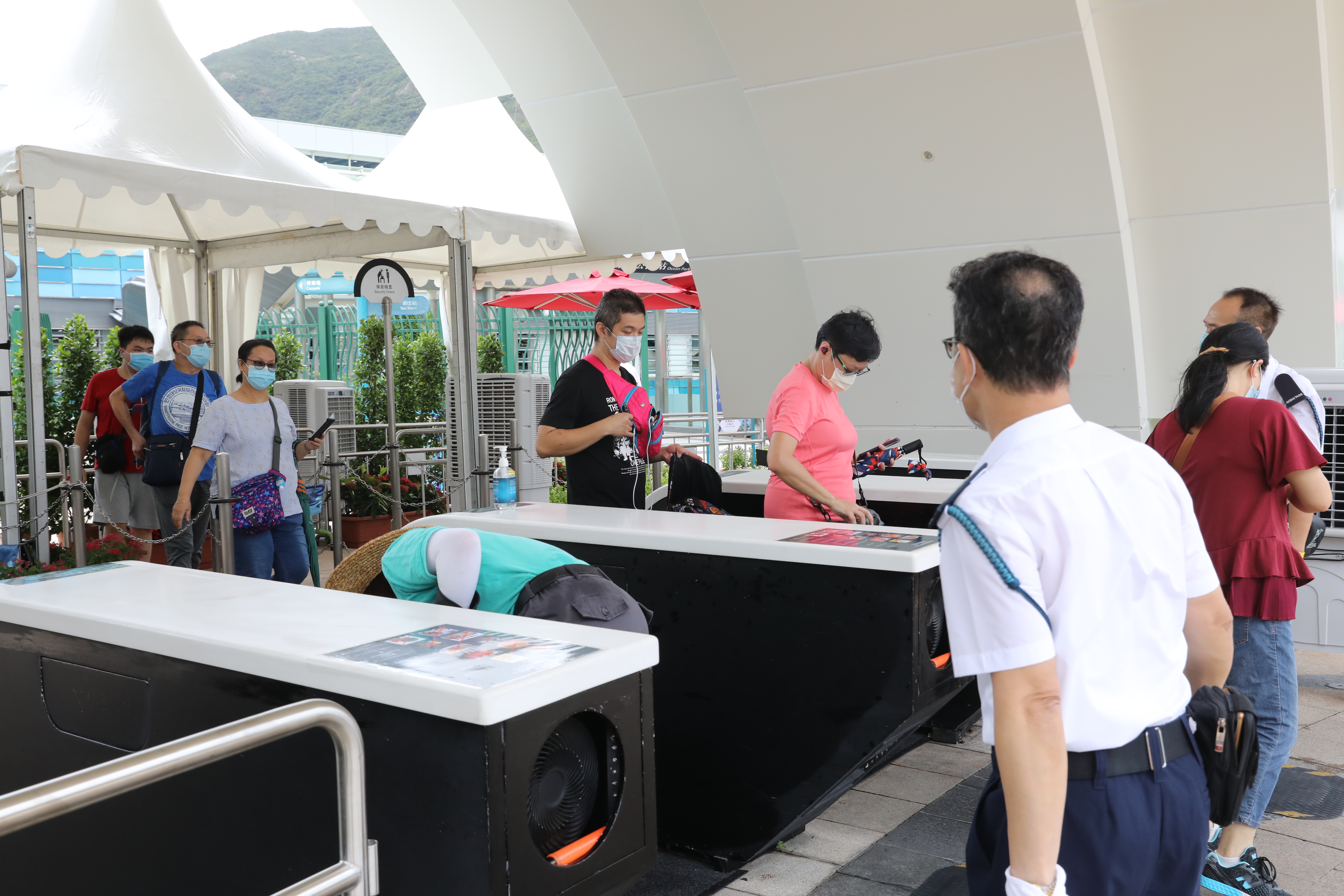 香港社交距離措施今日進一步放寬，主題公園重開，海洋公園早上10時重新開園，事前經已預約的市民9時許已到場等候。（香港文匯報記者攝）