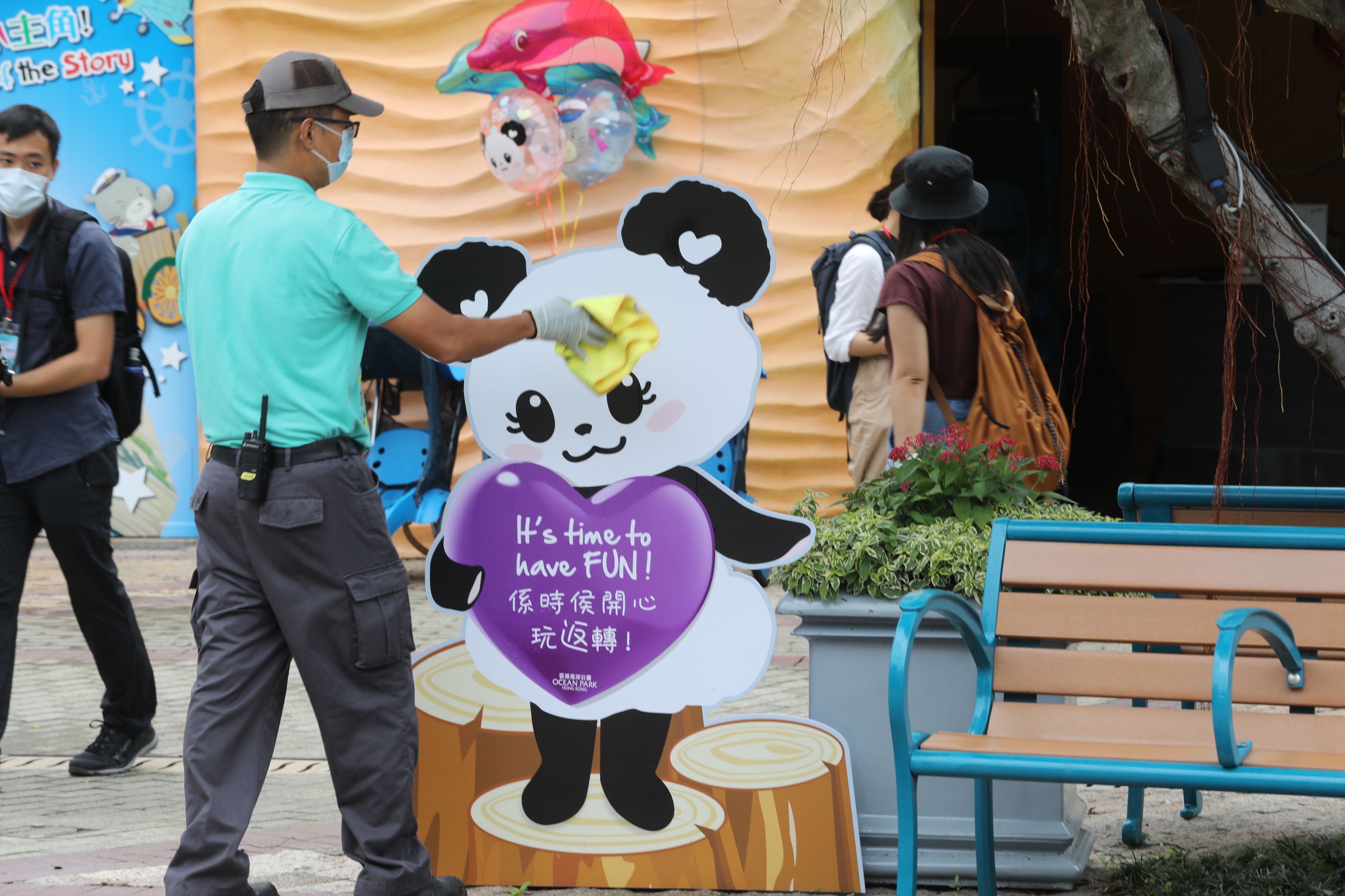 香港社交距離措施今日進一步放寬，主題公園重開，海洋公園早上10時重新開園，事前經已預約的市民9時許已到場等候。（香港文匯報記者攝）