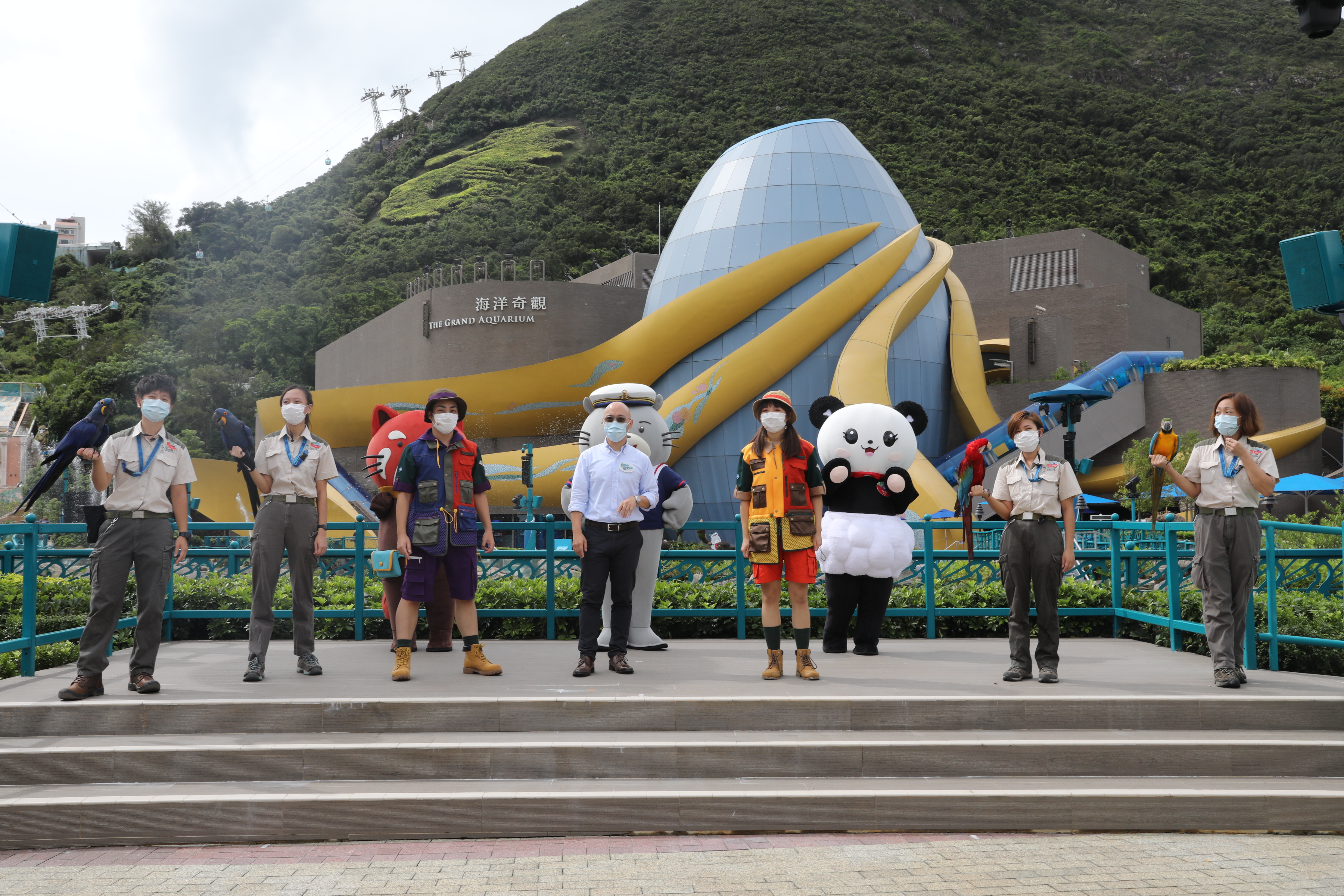 香港社交距離措施今日進一步放寬，主題公園重開，海洋公園早上10時重新開園，事前經已預約的市民9時許已到場等候。（香港文匯報記者攝）