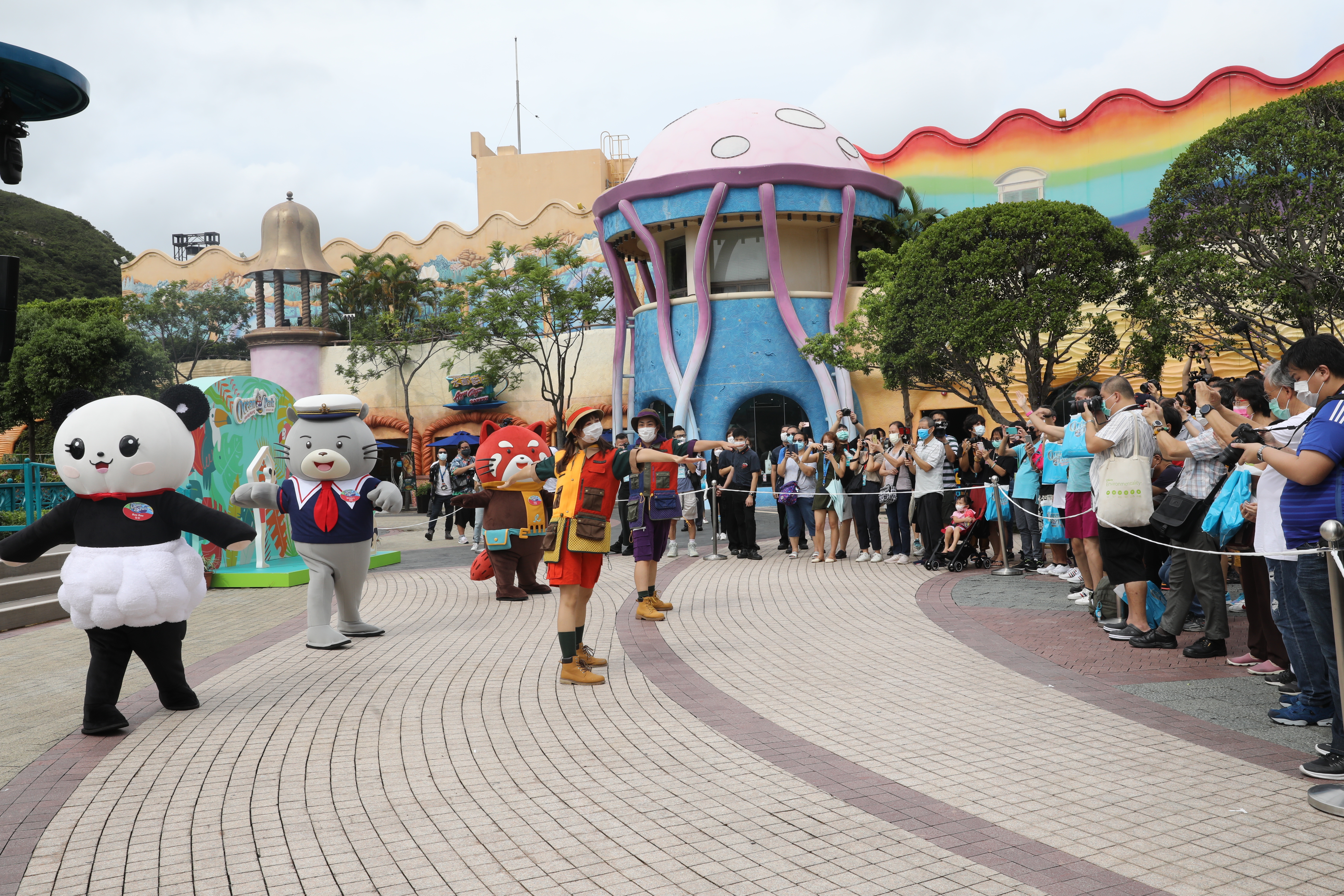 香港社交距離措施今日進一步放寬，主題公園重開，海洋公園早上10時重新開園，事前經已預約的市民9時許已到場等候。（香港文匯報記者攝）