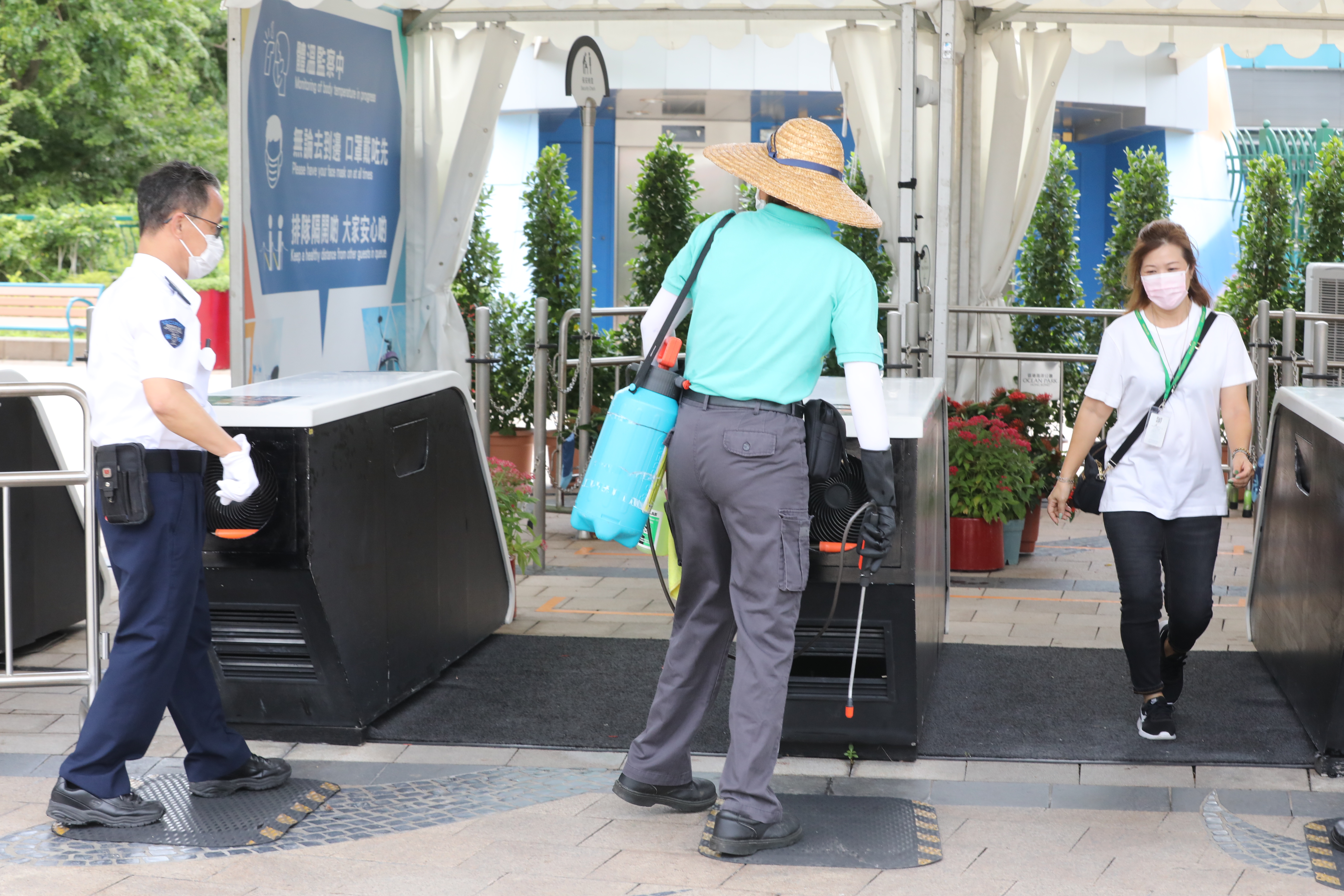 香港社交距離措施今日進一步放寬，主題公園重開，海洋公園早上10時重新開園，事前經已預約的市民9時許已到場等候。（香港文匯報記者攝）