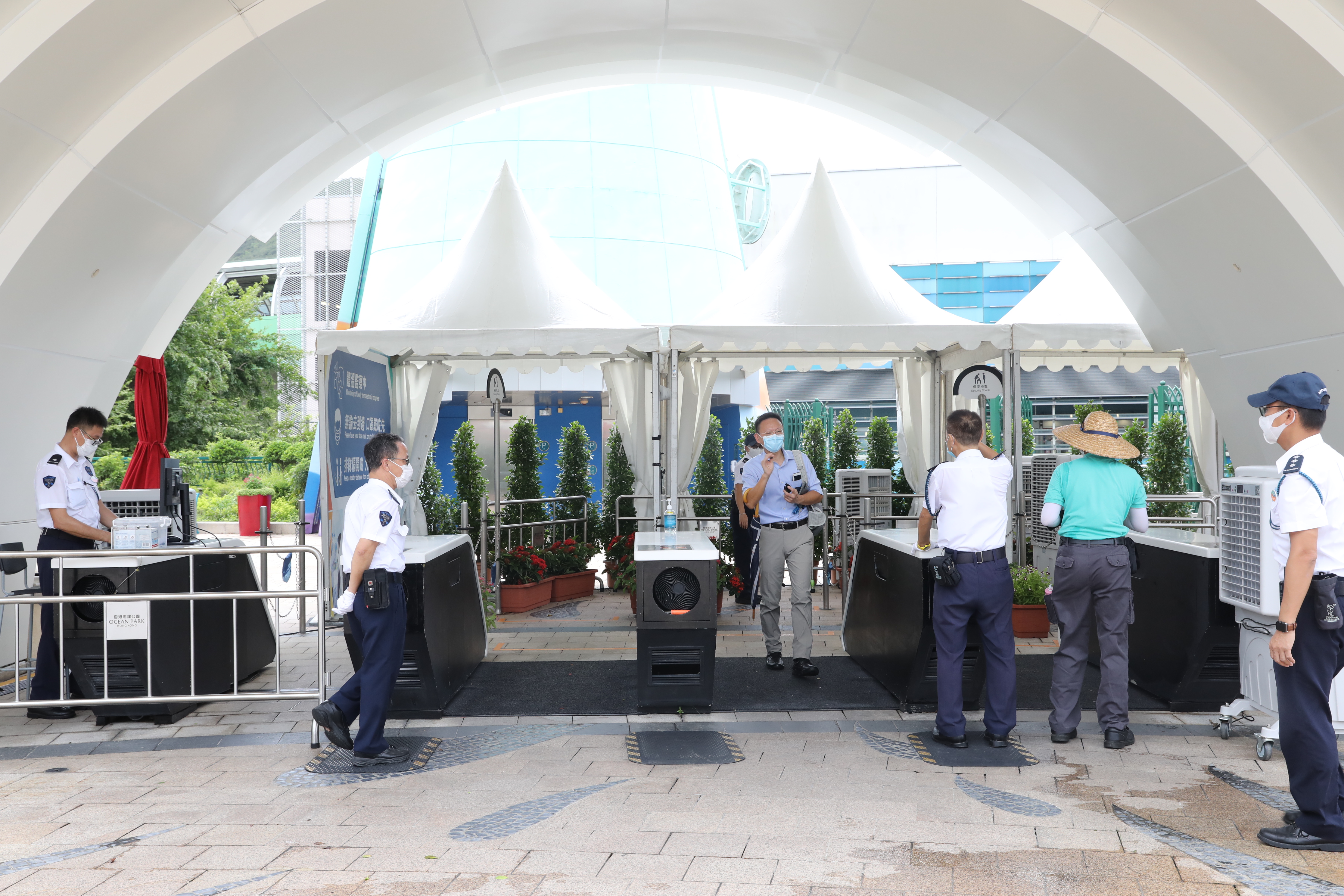 香港社交距離措施今日進一步放寬，主題公園重開，海洋公園早上10時重新開園，事前經已預約的市民9時許已到場等候。（香港文匯報記者攝）