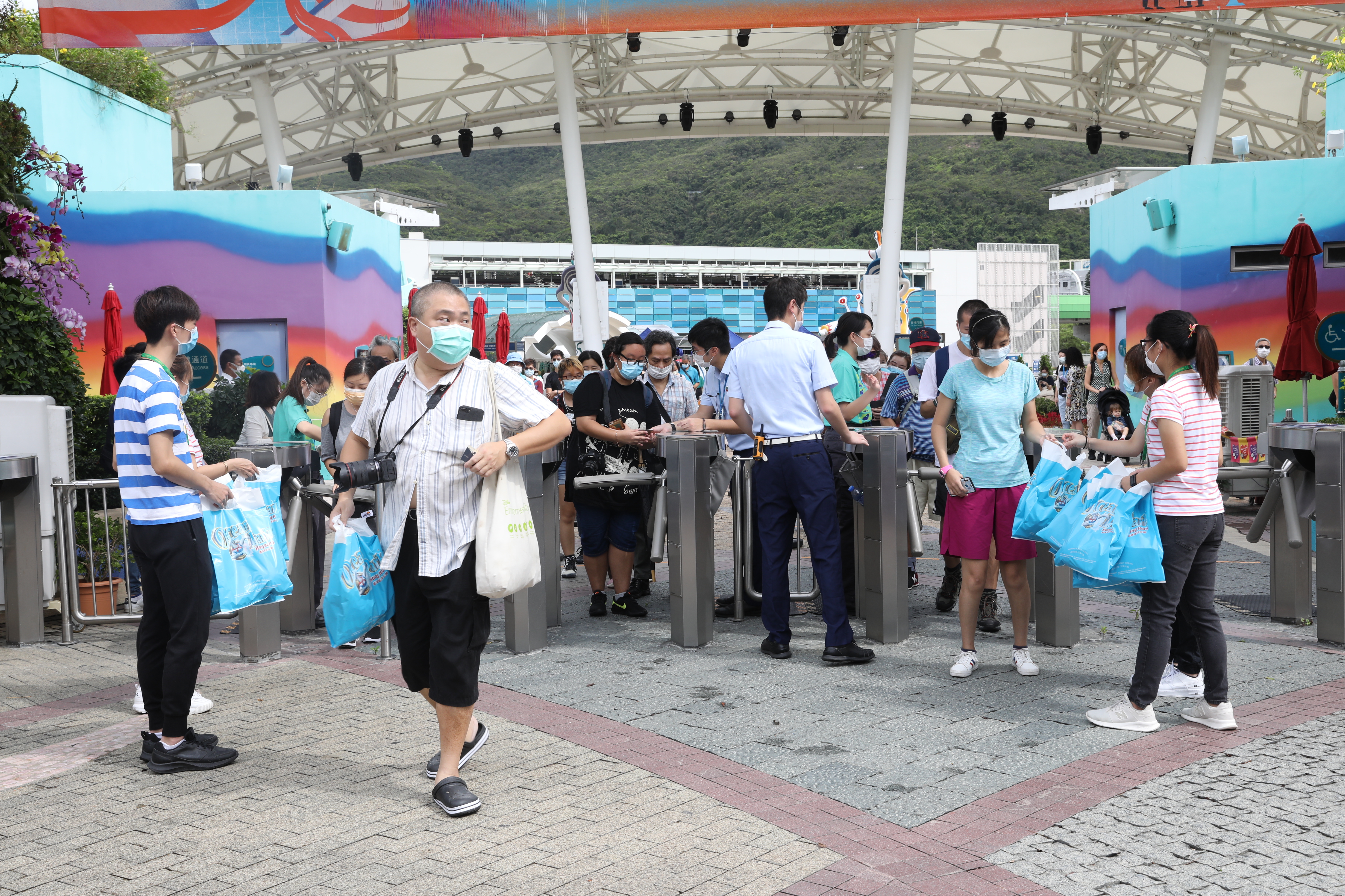 香港社交距離措施今日進一步放寬，主題公園重開，海洋公園早上10時重新開園，事前經已預約的市民9時許已到場等候。（香港文匯報記者攝）