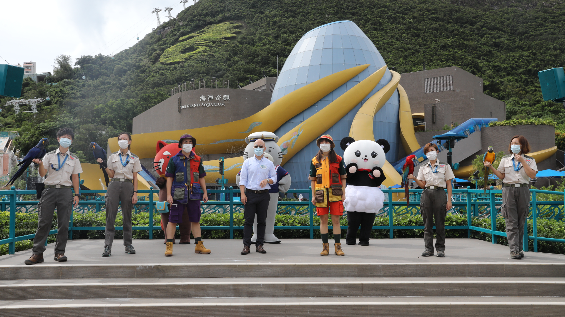 香港社交距離措施今日進一步放寬，主題公園重開，海洋公園早上10時重新開園，事前經已預約的市民9時許已到場等候。（香港文匯報記者攝）