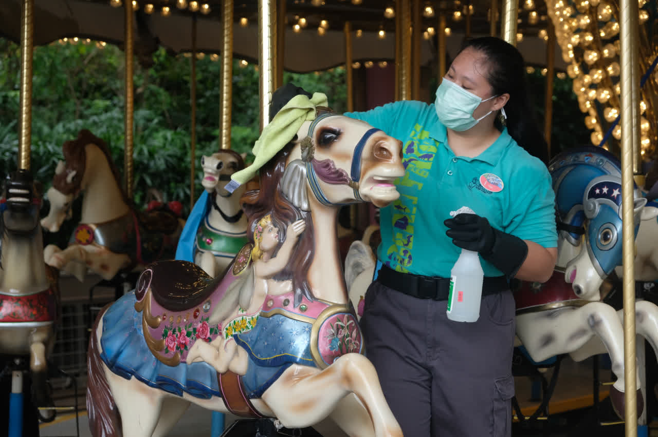 工作人員在給公共設施消毒（大文新聞網記者攝）