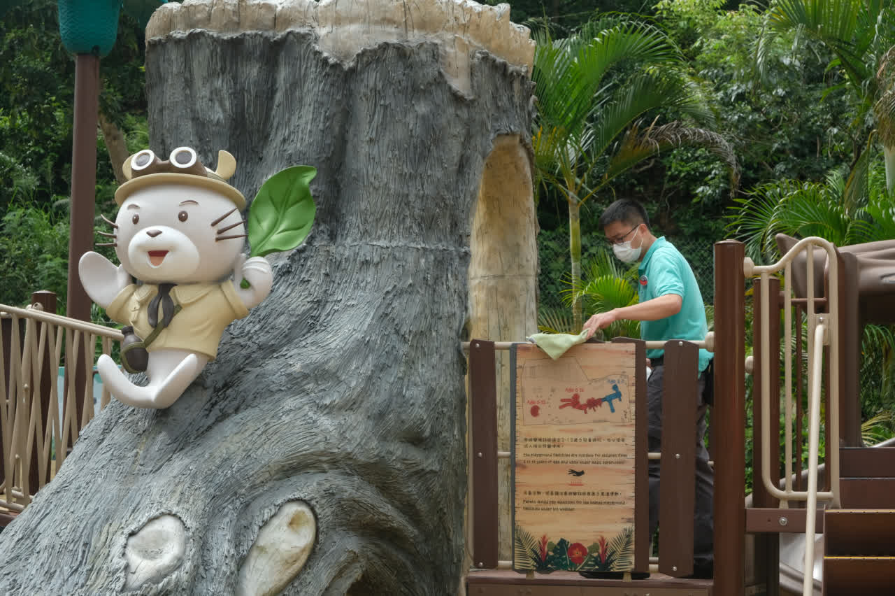 工作人員在給公共設施消毒（大文新聞網記者攝）