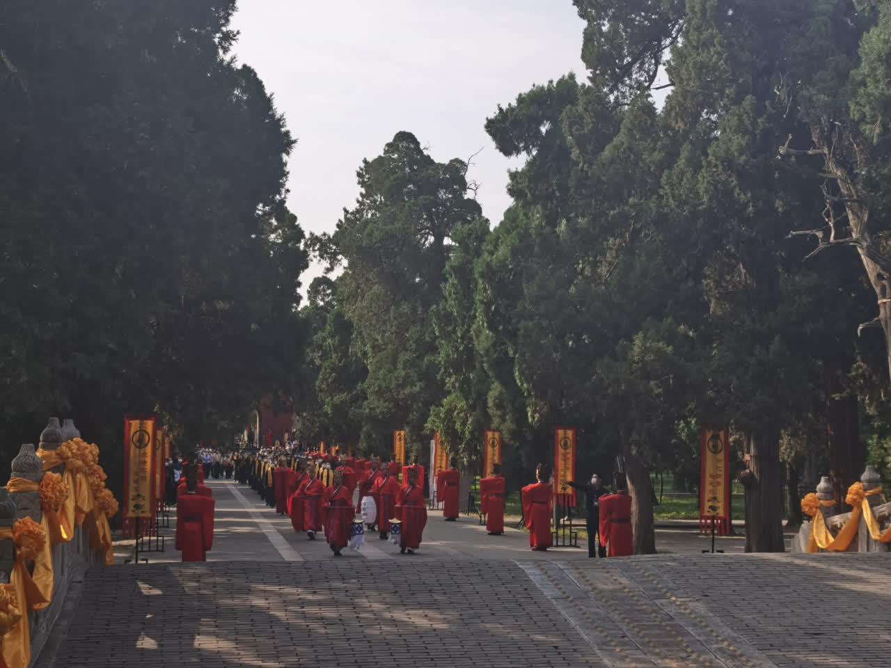 （大文新聞網記者 胡臥龍 曲阜報道）9月28日上午，庚子年祭孔大典在曲阜孔廟大成殿舉行，三百餘位各界人士參加活動。今年是孔子誕辰2571周年，海內外六十餘家文廟、孔廟、儒學機構參與「全球祭孔網絡直播」，通過線上、線下結合的活動方式進行全球「雲祭孔」。