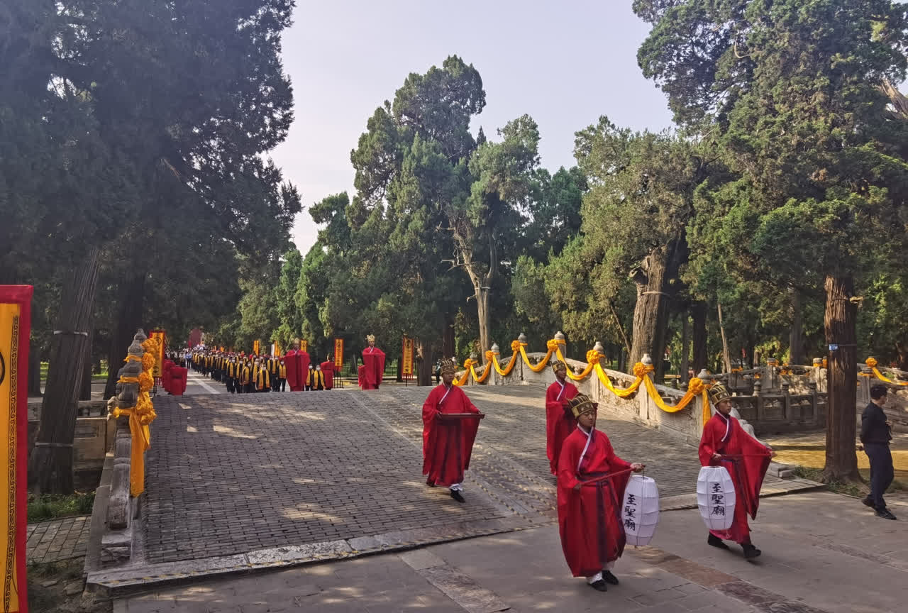 （大文新聞網記者 胡臥龍 曲阜報道）9月28日上午，庚子年祭孔大典在曲阜孔廟大成殿舉行，三百餘位各界人士參加活動。今年是孔子誕辰2571周年，海內外六十餘家文廟、孔廟、儒學機構參與「全球祭孔網絡直播」，通過線上、線下結合的活動方式進行全球「雲祭孔」。