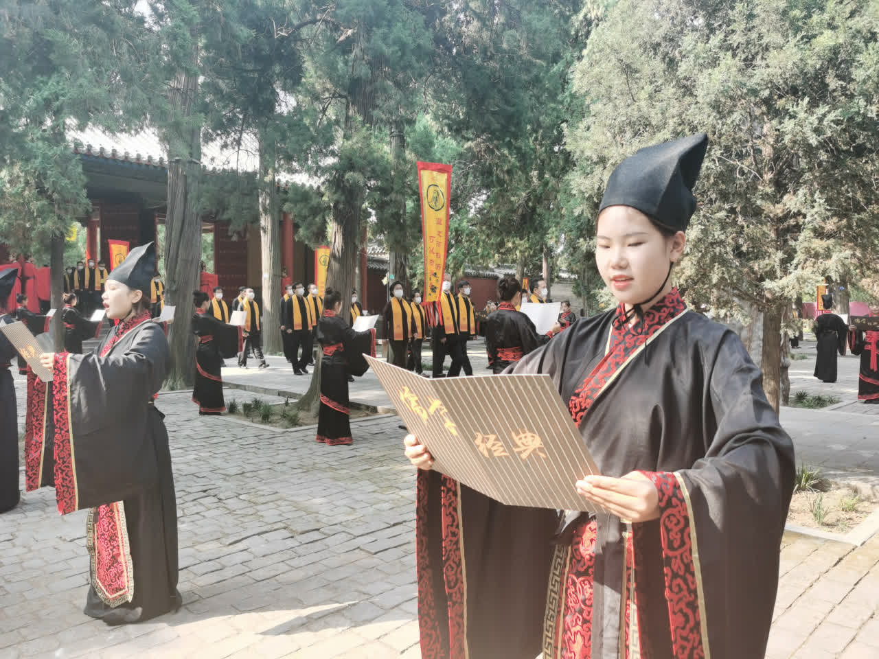 （大文新聞網記者 胡臥龍 曲阜報道）9月28日上午，庚子年祭孔大典在曲阜孔廟大成殿舉行，三百餘位各界人士參加活動。今年是孔子誕辰2571周年，海內外六十餘家文廟、孔廟、儒學機構參與「全球祭孔網絡直播」，通過線上、線下結合的活動方式進行全球「雲祭孔」。