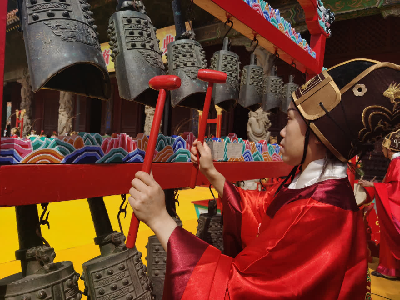 （大文新聞網記者 胡臥龍 曲阜報道）9月28日上午，庚子年祭孔大典在曲阜孔廟大成殿舉行，三百餘位各界人士參加活動。今年是孔子誕辰2571周年，海內外六十餘家文廟、孔廟、儒學機構參與「全球祭孔網絡直播」，通過線上、線下結合的活動方式進行全球「雲祭孔」。