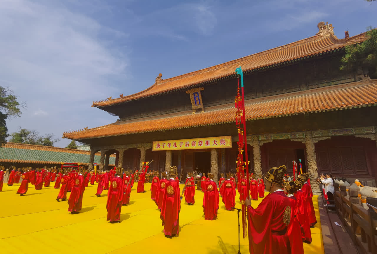 （大文新聞網記者 胡臥龍 曲阜報道）9月28日上午，庚子年祭孔大典在曲阜孔廟大成殿舉行，三百餘位各界人士參加活動。今年是孔子誕辰2571周年，海內外六十餘家文廟、孔廟、儒學機構參與「全球祭孔網絡直播」，通過線上、線下結合的活動方式進行全球「雲祭孔」。