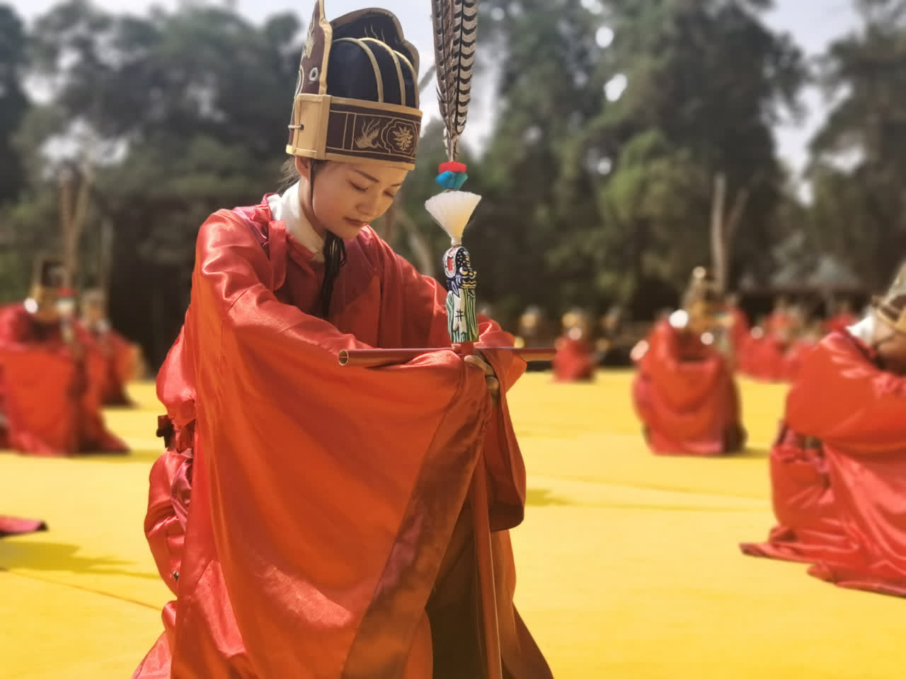 （大文新聞網記者 胡臥龍 曲阜報道）9月28日上午，庚子年祭孔大典在曲阜孔廟大成殿舉行，三百餘位各界人士參加活動。今年是孔子誕辰2571周年，海內外六十餘家文廟、孔廟、儒學機構參與「全球祭孔網絡直播」，通過線上、線下結合的活動方式進行全球「雲祭孔」。