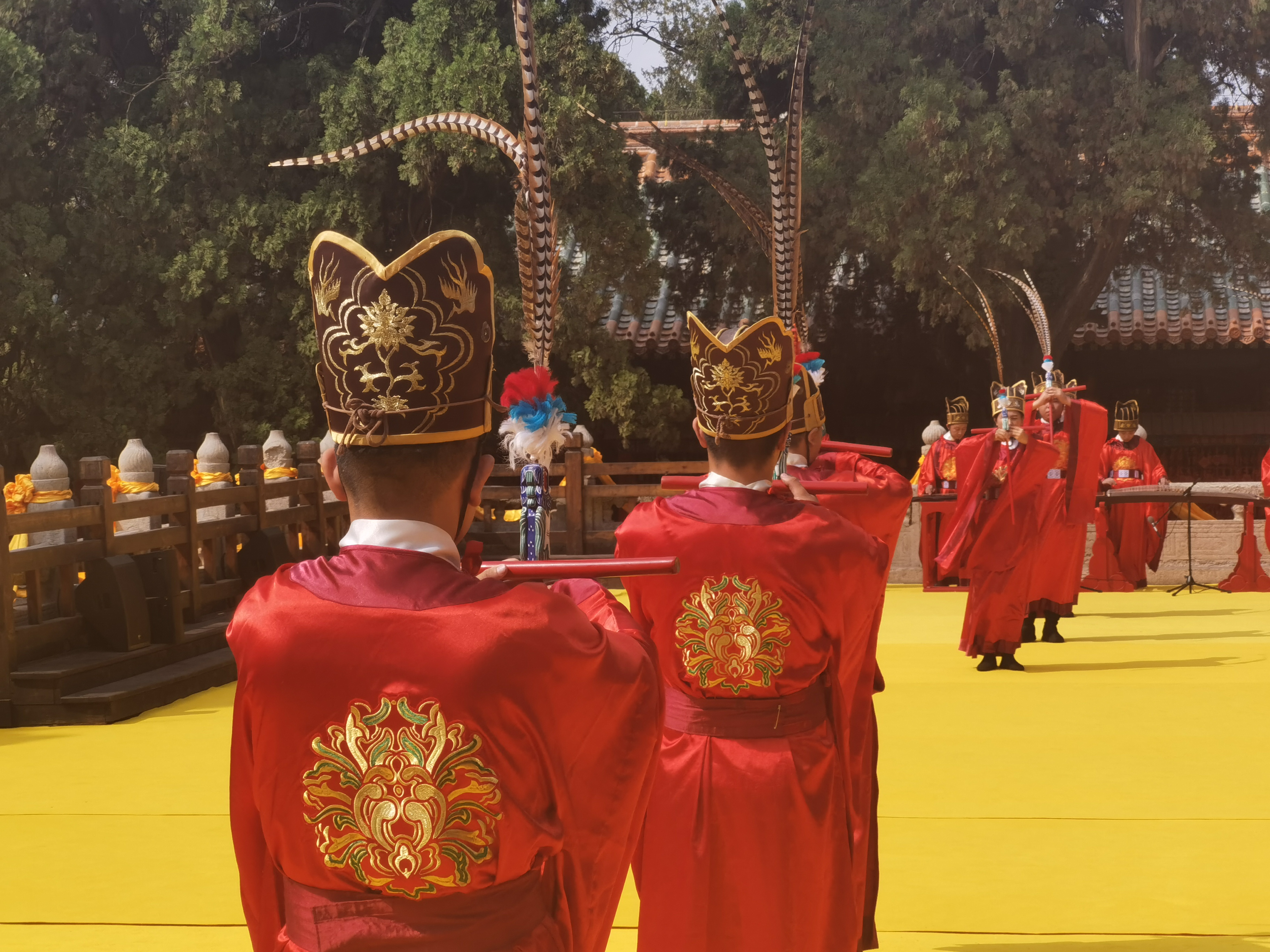 （大文新聞網記者 胡臥龍 曲阜報道）9月28日上午，庚子年祭孔大典在曲阜孔廟大成殿舉行，三百餘位各界人士參加活動。今年是孔子誕辰2571周年，海內外六十餘家文廟、孔廟、儒學機構參與「全球祭孔網絡直播」，通過線上、線下結合的活動方式進行全球「雲祭孔」。