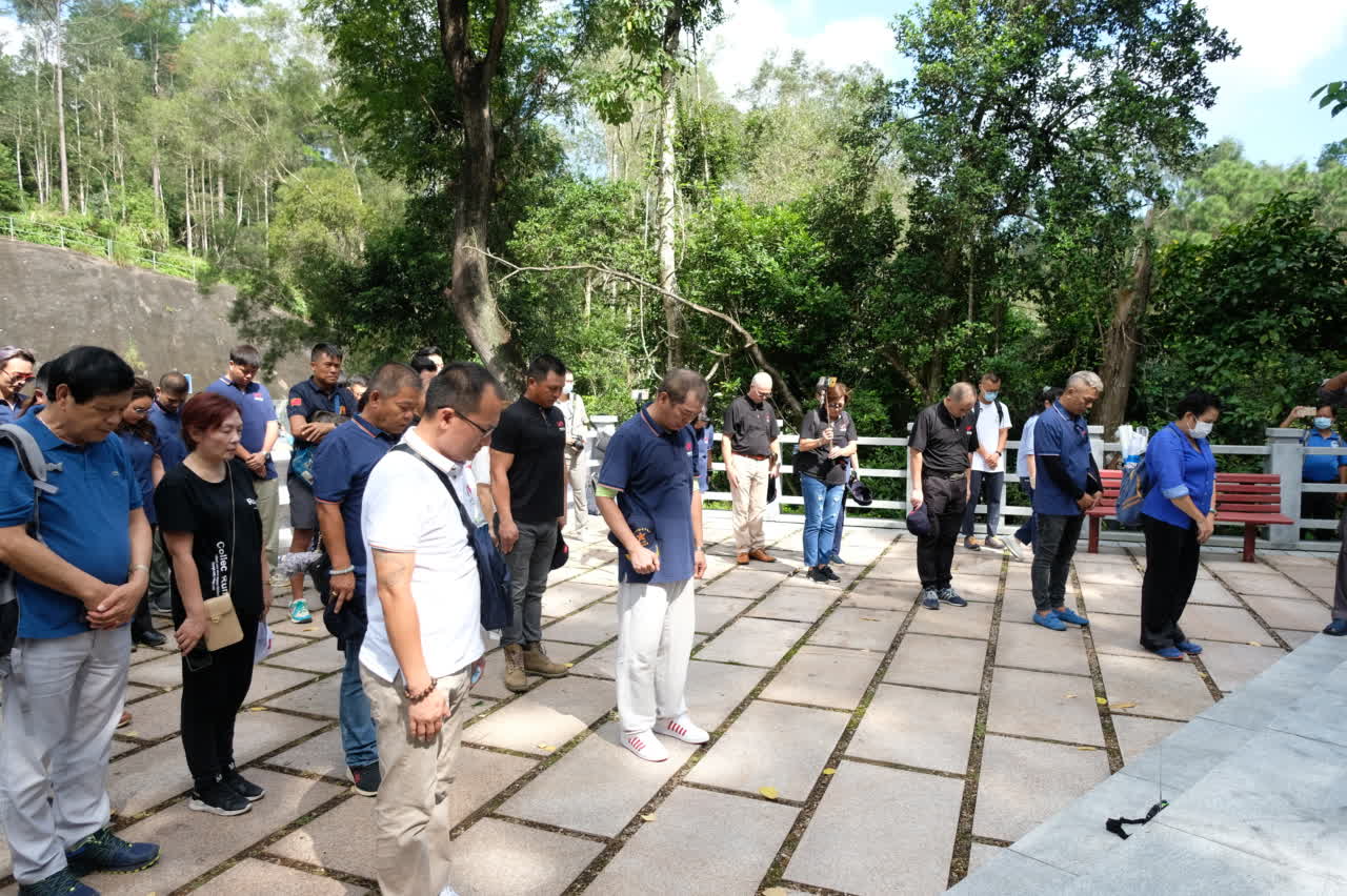 今日（30日）是國家設立的烈士紀念日，市民團體「930籌委會」一行逾百人上午前往大埔烏蛟騰烈士紀念園，舉行默哀儀式。市民向烈士敬獻花圈，並在抗日英烈紀念碑前肅立,向烈士們默哀,寄托哀思。（大文新聞網記者 麥鈞傑 攝）