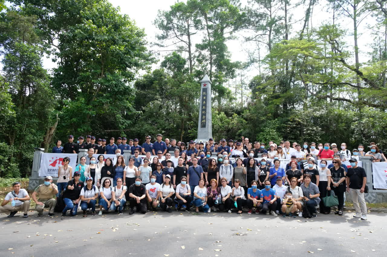 今日（30日）是國家設立的烈士紀念日，市民團體「930籌委會」一行逾百人上午前往大埔烏蛟騰烈士紀念園，舉行默哀儀式。市民向烈士敬獻花圈，並在抗日英烈紀念碑前肅立,向烈士們默哀,寄托哀思。（大文新聞網記者 麥鈞傑 攝）