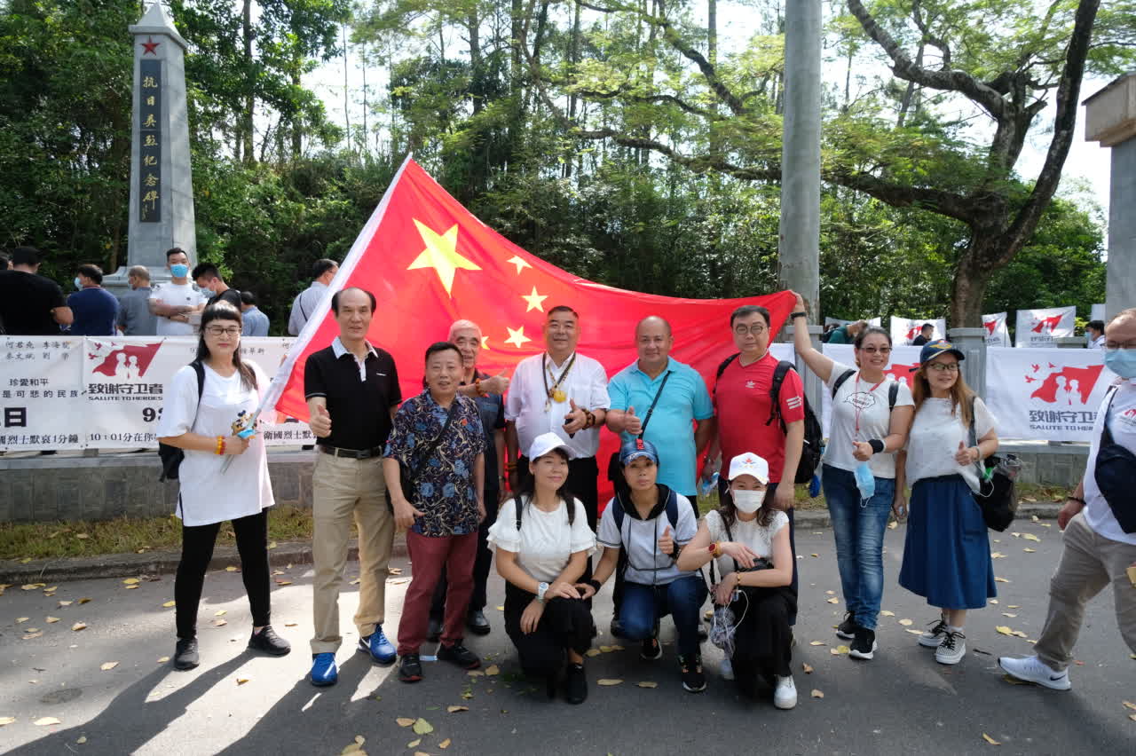 今日（30日）是國家設立的烈士紀念日，市民團體「930籌委會」一行逾百人上午前往大埔烏蛟騰烈士紀念園，舉行默哀儀式。市民向烈士敬獻花圈，並在抗日英烈紀念碑前肅立,向烈士們默哀,寄托哀思。（大文新聞網記者 麥鈞傑 攝）