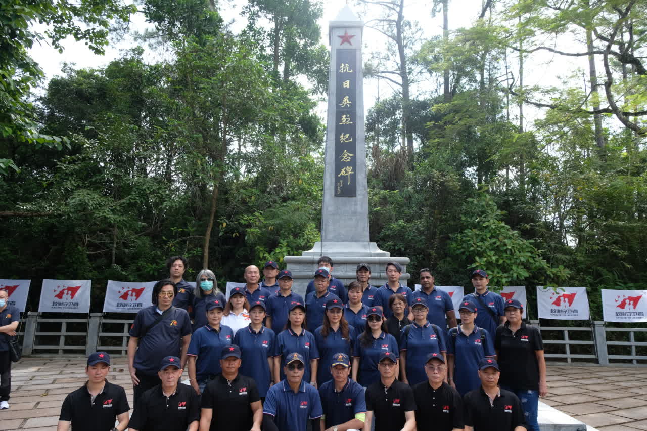 今日（30日）是國家設立的烈士紀念日，市民團體「930籌委會」一行逾百人上午前往大埔烏蛟騰烈士紀念園，舉行默哀儀式。市民向烈士敬獻花圈，並在抗日英烈紀念碑前肅立,向烈士們默哀,寄托哀思。（大文新聞網記者 麥鈞傑 攝）