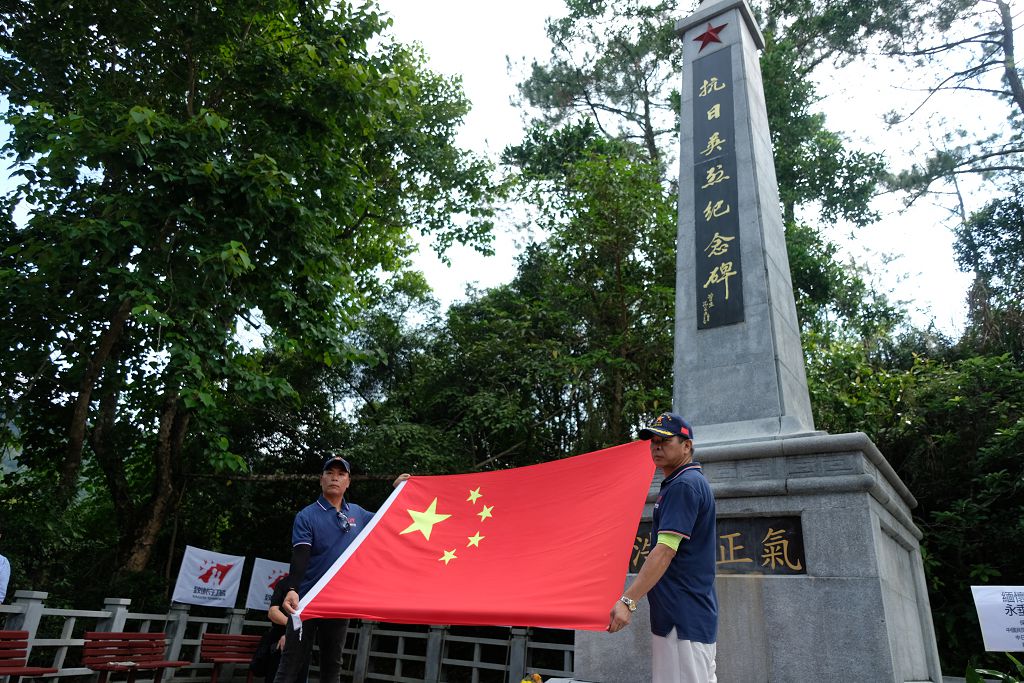 今日（30日）是國家設立的烈士紀念日，市民團體「930籌委會」一行逾百人上午前往大埔烏蛟騰烈士紀念園，舉行默哀儀式。市民向烈士敬獻花圈，並在抗日英烈紀念碑前肅立,向烈士們默哀,寄托哀思。（大文新聞網記者 麥鈞傑 攝）