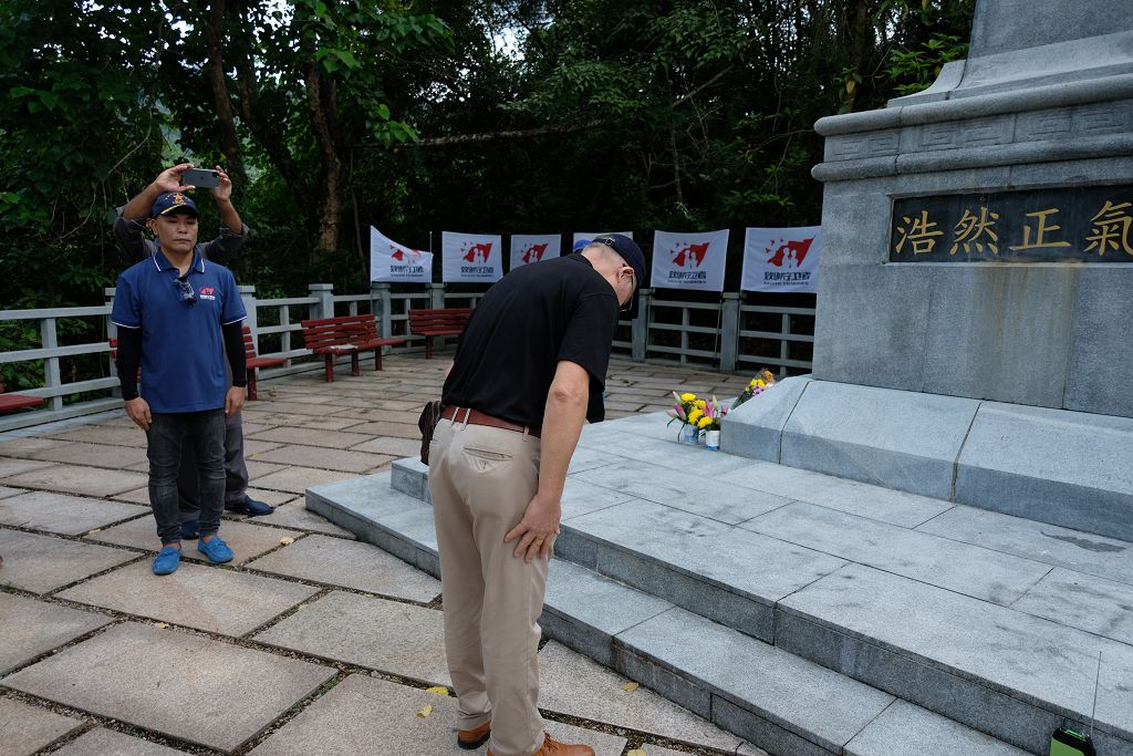 今日（30日）是國家設立的烈士紀念日，市民團體「930籌委會」一行逾百人上午前往大埔烏蛟騰烈士紀念園，舉行默哀儀式。市民向烈士敬獻花圈，並在抗日英烈紀念碑前肅立,向烈士們默哀,寄托哀思。（大文新聞網記者 麥鈞傑 攝）