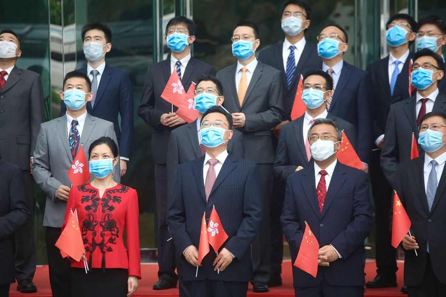 10月1日早晨，中央駐港國安公署與外交部駐港特派員公署舉行升旗儀式。圖為：外交部駐港特派員公署舉行升旗儀式（大公文匯全媒體 記者 攝）