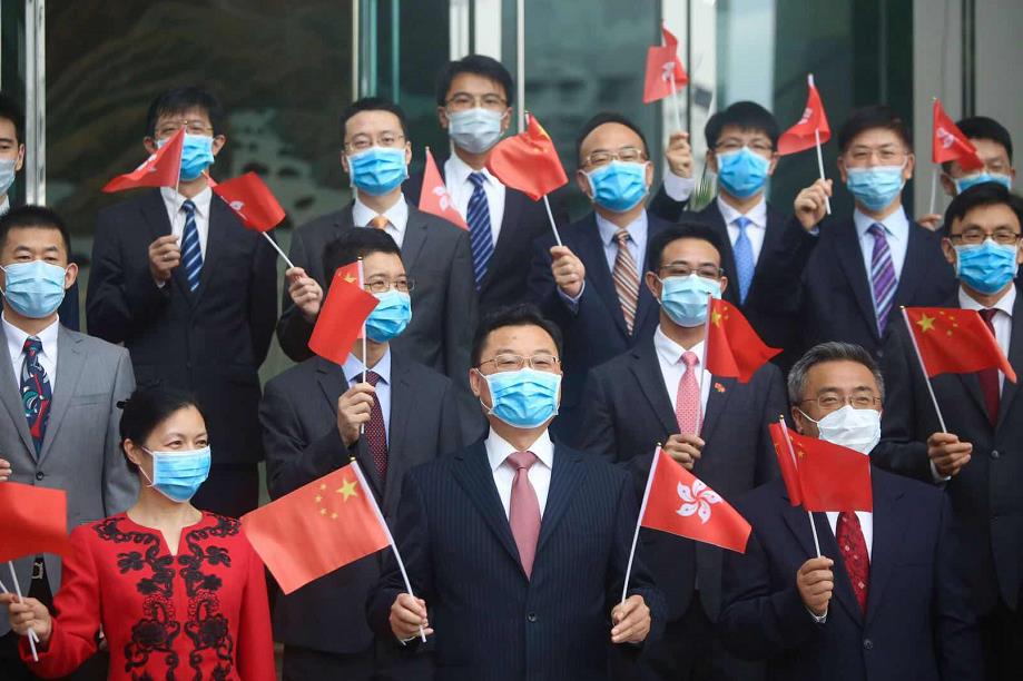 10月1日早晨，中央駐港國安公署與外交部駐港特派員公署舉行升旗儀式。圖為：外交部駐港特派員公署舉行升旗儀式，工作人員行注目禮（大公文匯全媒體 記者 攝）