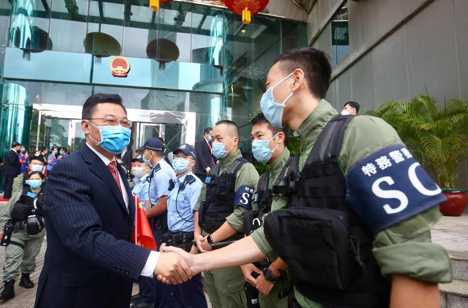 10月1日早晨，中央駐港國安公署與外交部駐港特派員公署舉行升旗儀式。圖為：謝鋒特派員問候警員（大公文匯全媒體 記者 攝）