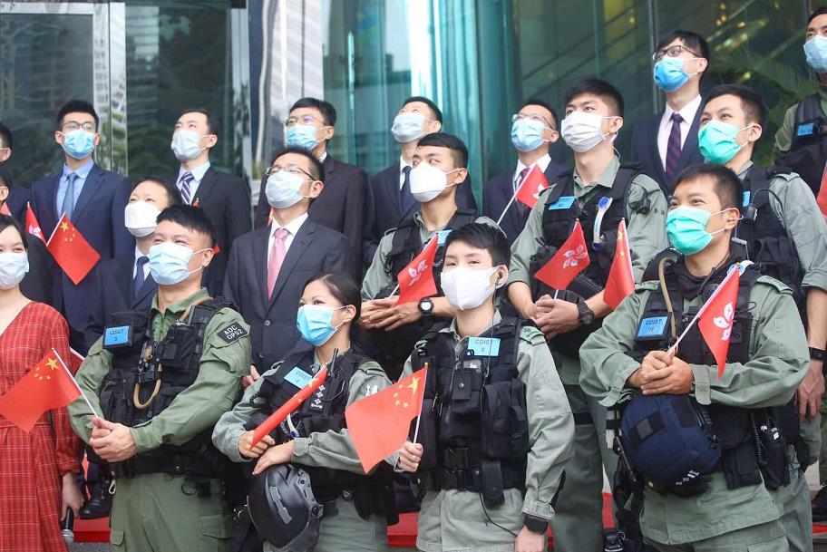 10月1日早晨，中央駐港國安公署與外交部駐港特派員公署舉行升旗儀式。圖為：外交部駐港特派員公署升旗儀式上，全體人員行注目禮（大公文匯全媒體 記者 攝）