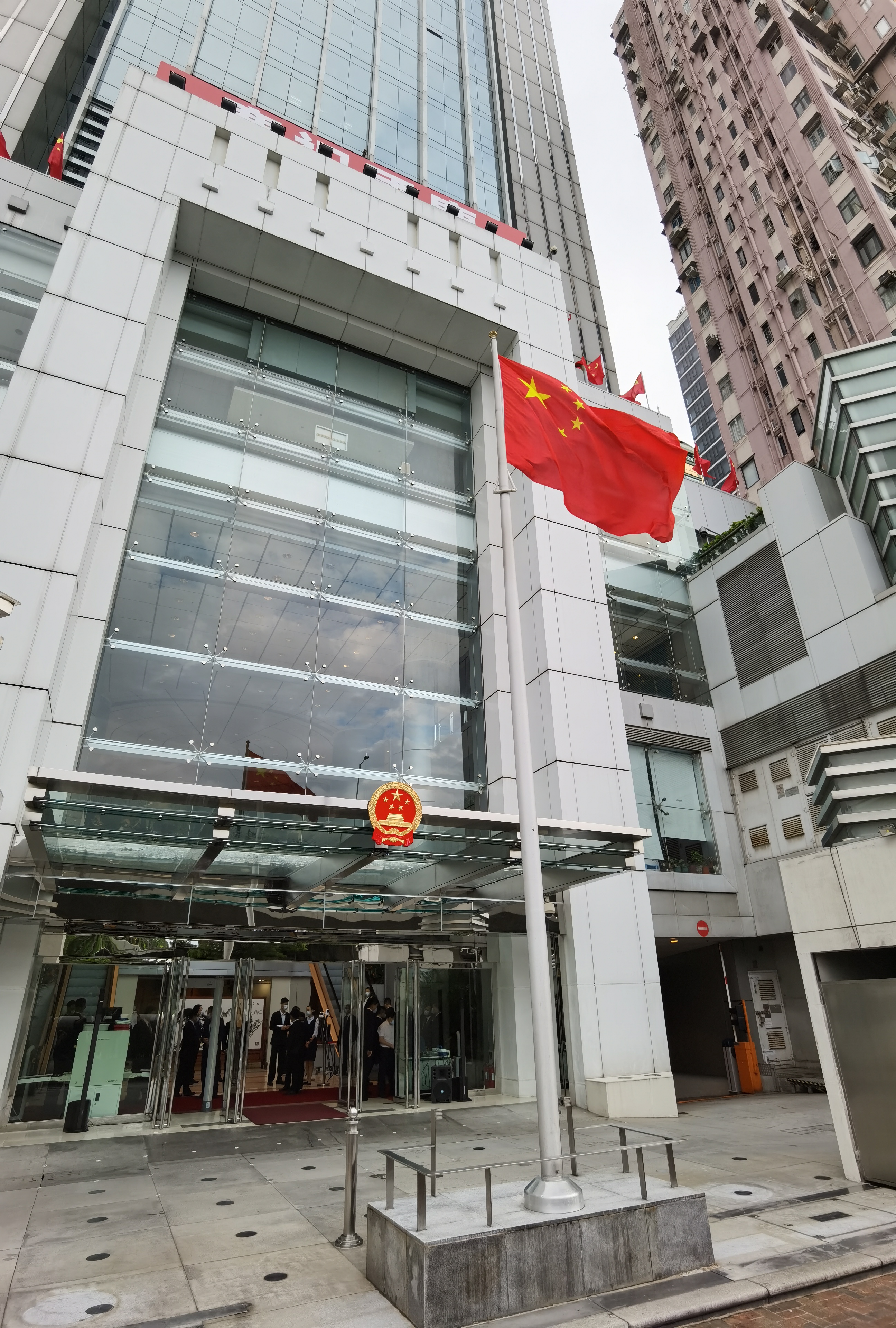 10月1日早晨，中央駐港國安公署與外交部駐港特派員公署舉行升旗儀式。圖為：五星紅旗在外交部駐港特派員公署外迎風飄揚（大公文匯全媒體 記者 攝）