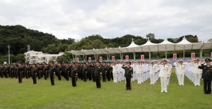 10月1日，駐港部隊海陸空三軍在昂船洲軍營操場舉行升旗儀式（香江礪劍供圖）