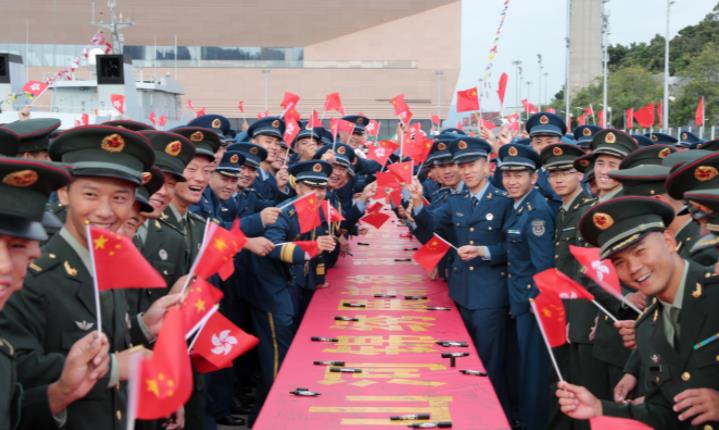 10月1日，駐港部隊海陸空三軍在昂船洲軍營操場舉行升旗儀式（香江礪劍供圖）