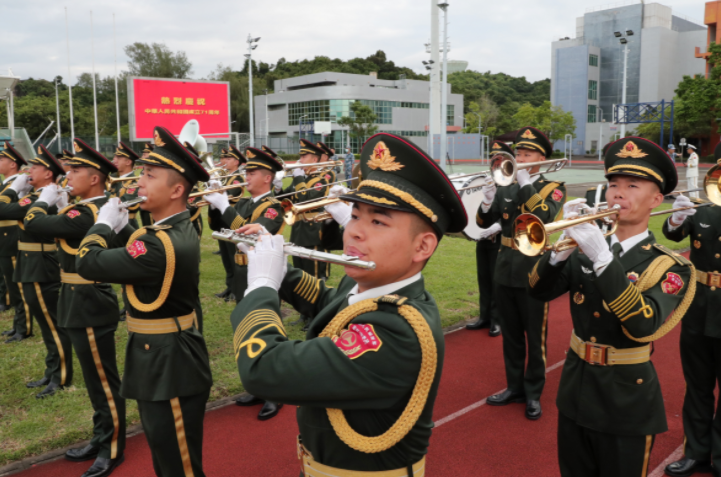 10月1日，駐港部隊海陸空三軍在昂船洲軍營操場舉行升旗儀式（香江礪劍供圖）