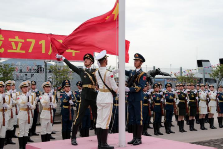 10月1日，駐港部隊海陸空三軍在昂船洲軍營操場舉行升旗儀式（香江礪劍供圖）