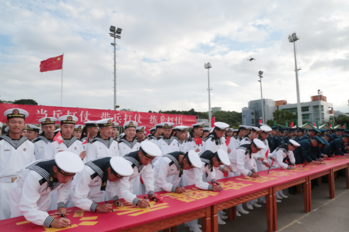 10月1日，駐港部隊海陸空三軍在昂船洲軍營操場舉行升旗儀式（香江礪劍供圖）