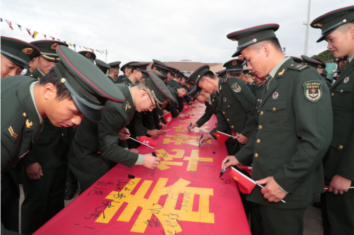 10月1日，駐港部隊海陸空三軍在昂船洲軍營操場舉行升旗儀式（香江礪劍供圖）