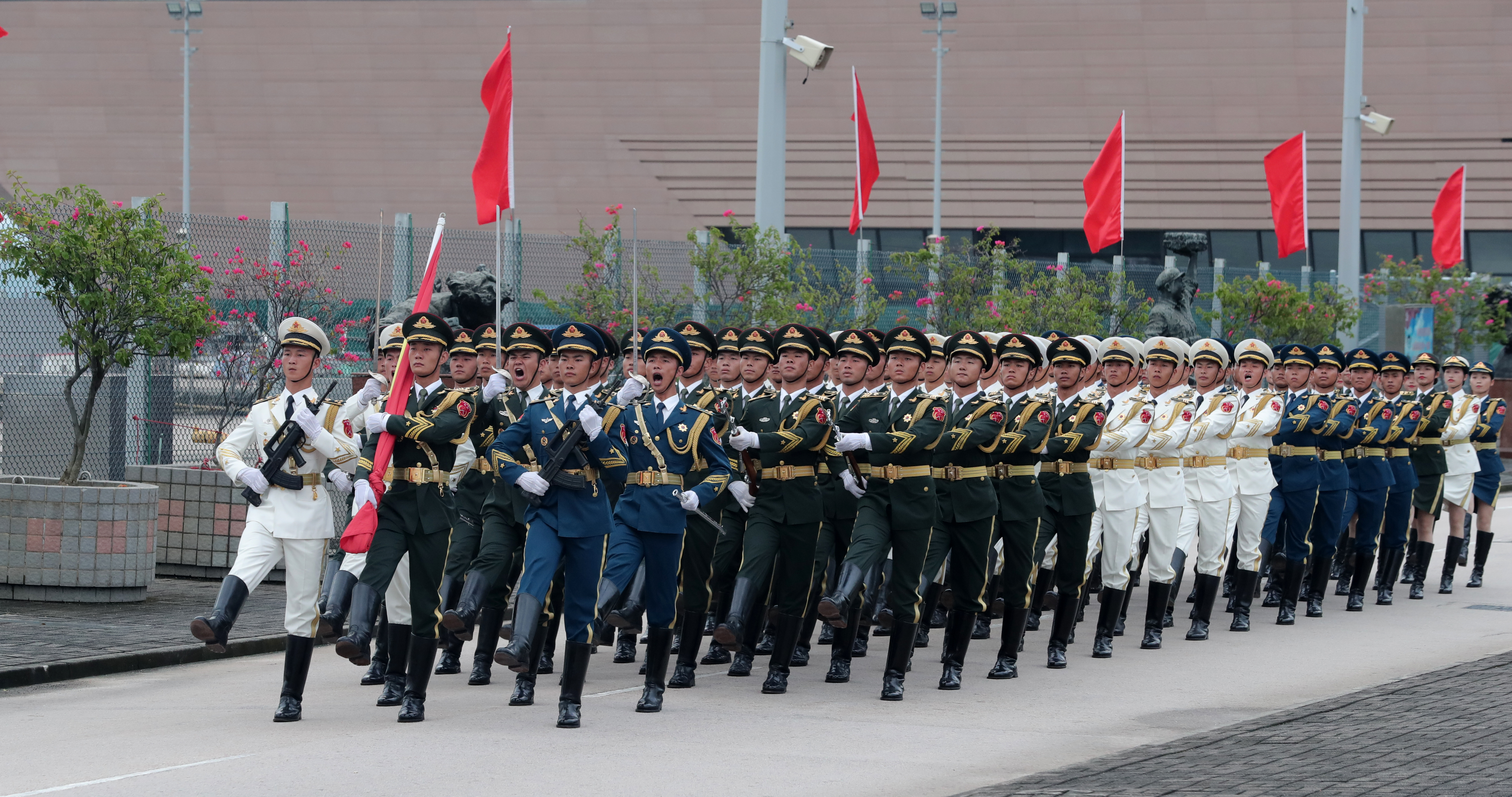 10月1日，駐港部隊海陸空三軍在昂船洲軍營操場舉行升旗儀式（香江礪劍供圖）
