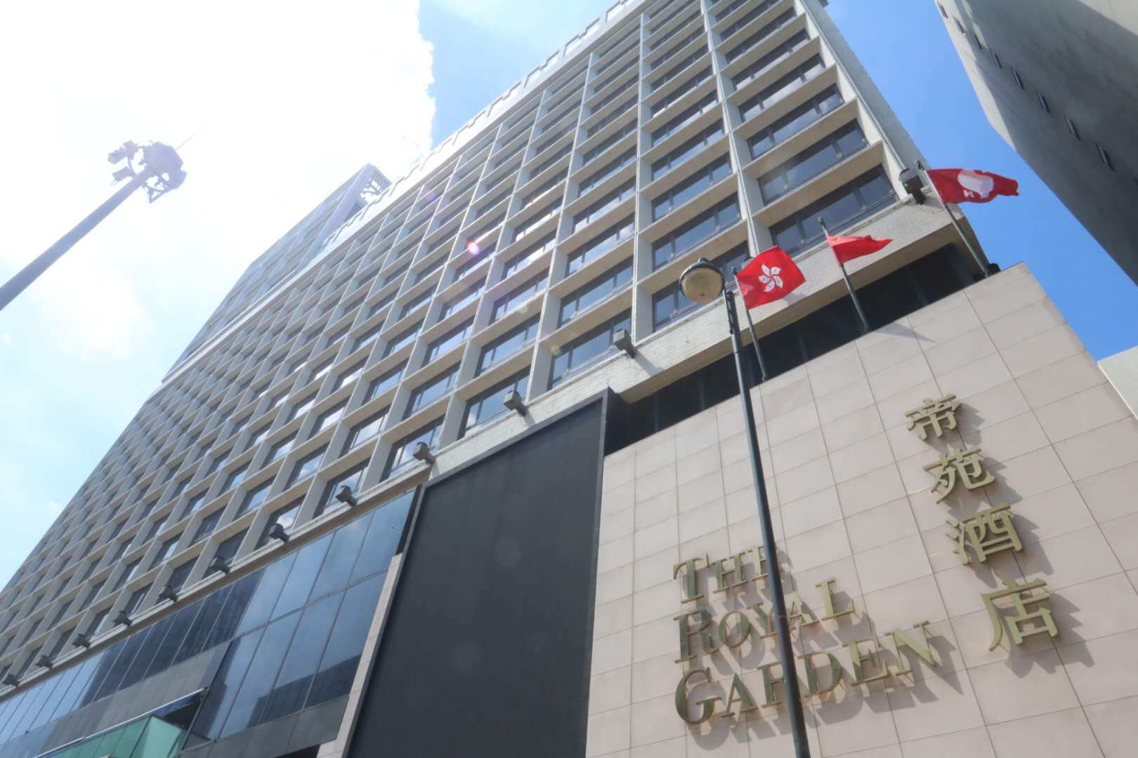 位於尖沙咀麼地道的帝苑酒店先後有住客及職員確診感染新冠肺炎，酒店應衞生防護中心要求撤離所有住客，並由即日起停業14天。今早(9日)起陸續有住客帶行李離開酒店，至下午2時，所有住客已經撤離（香港文匯報記者攝）