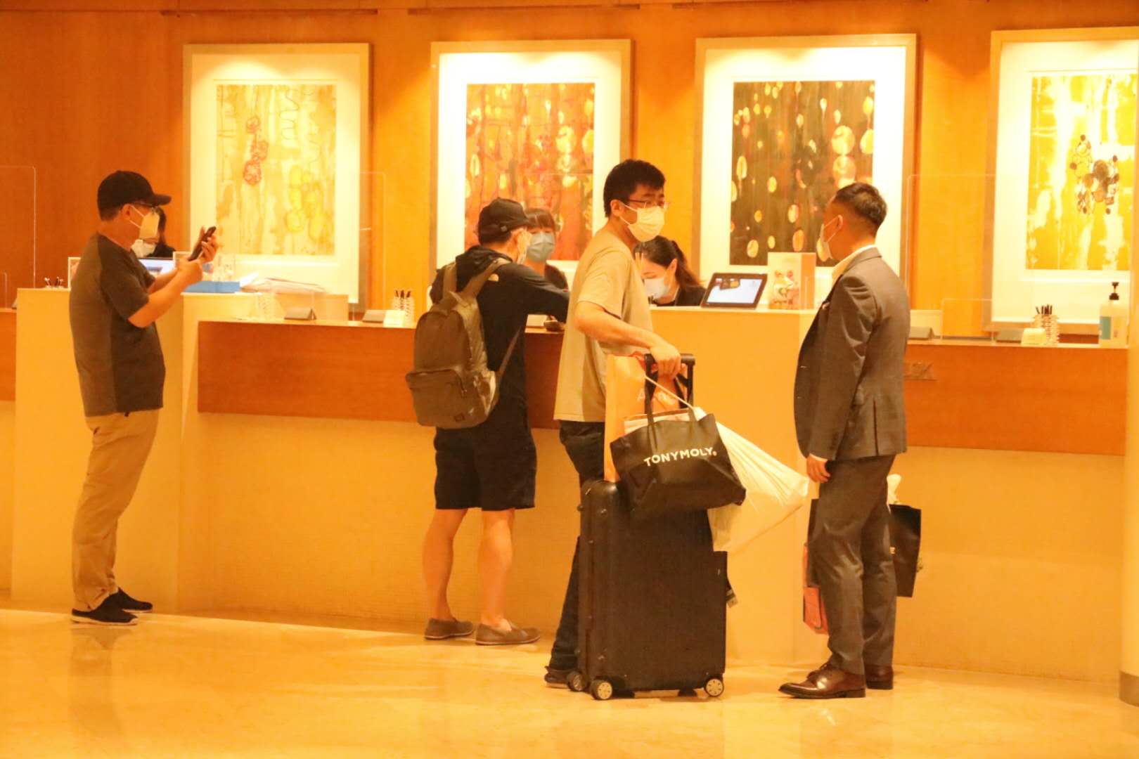 酒店住客帶行李離開酒店（香港文匯報記者攝）