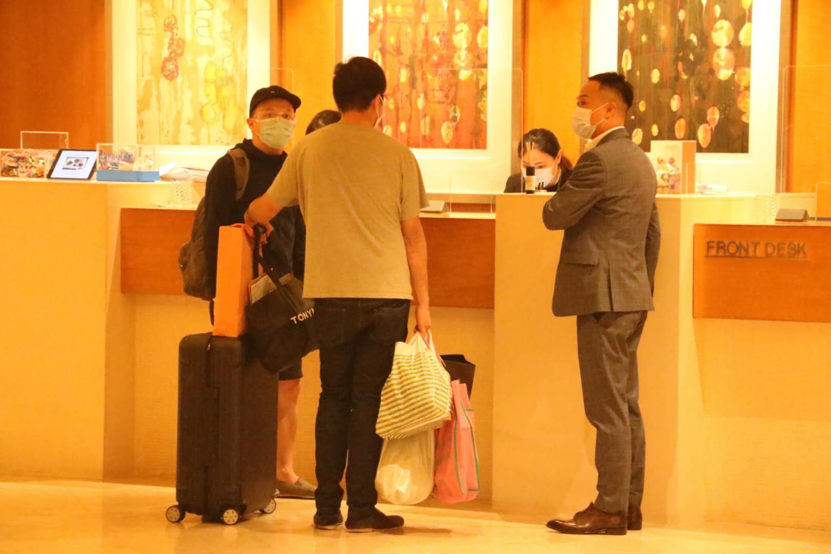 酒店住客帶行李離開酒店（香港文匯報記者攝）