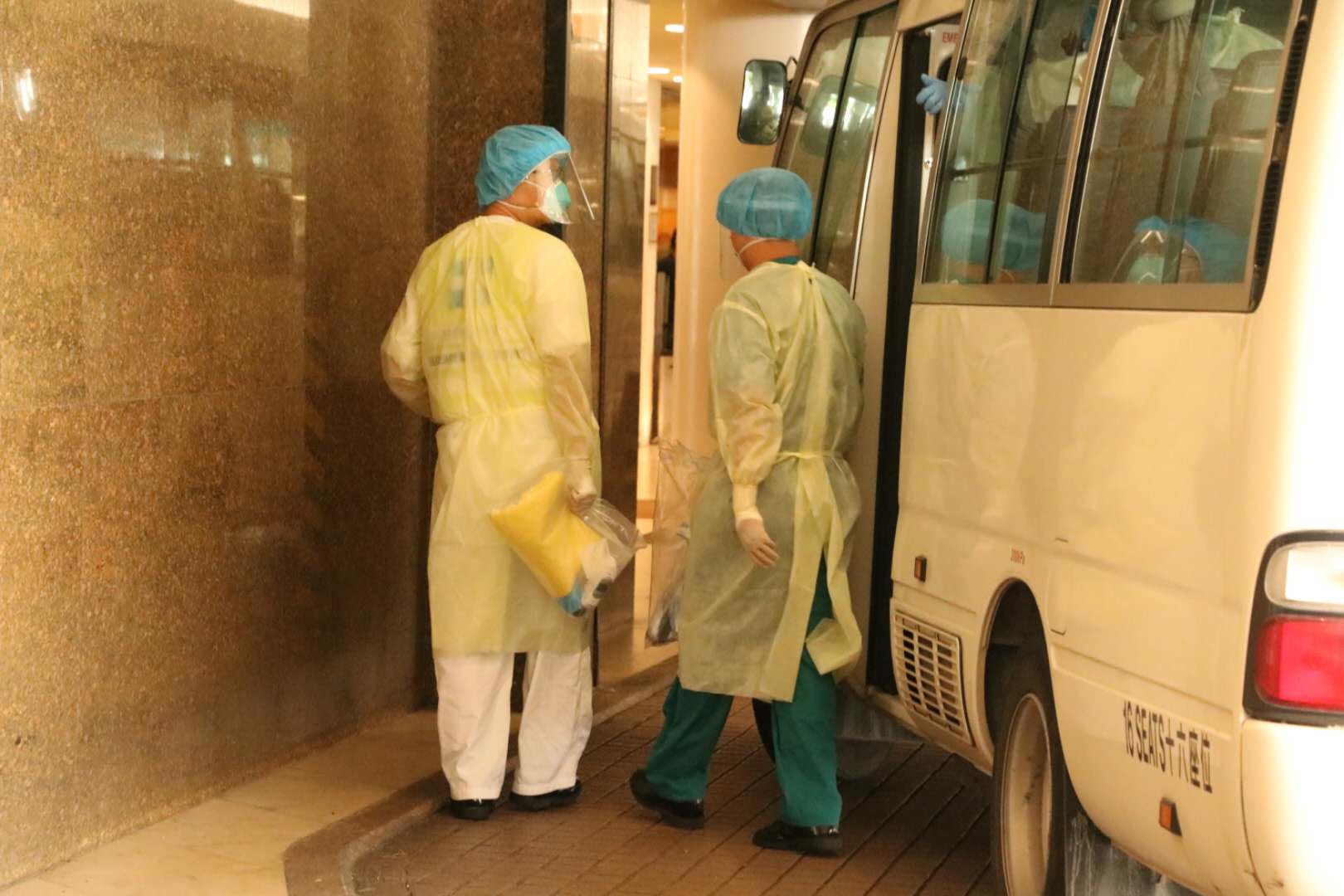 衞生署安排3輛中型旅遊巴接載酒店員工（香港文匯報記者攝）