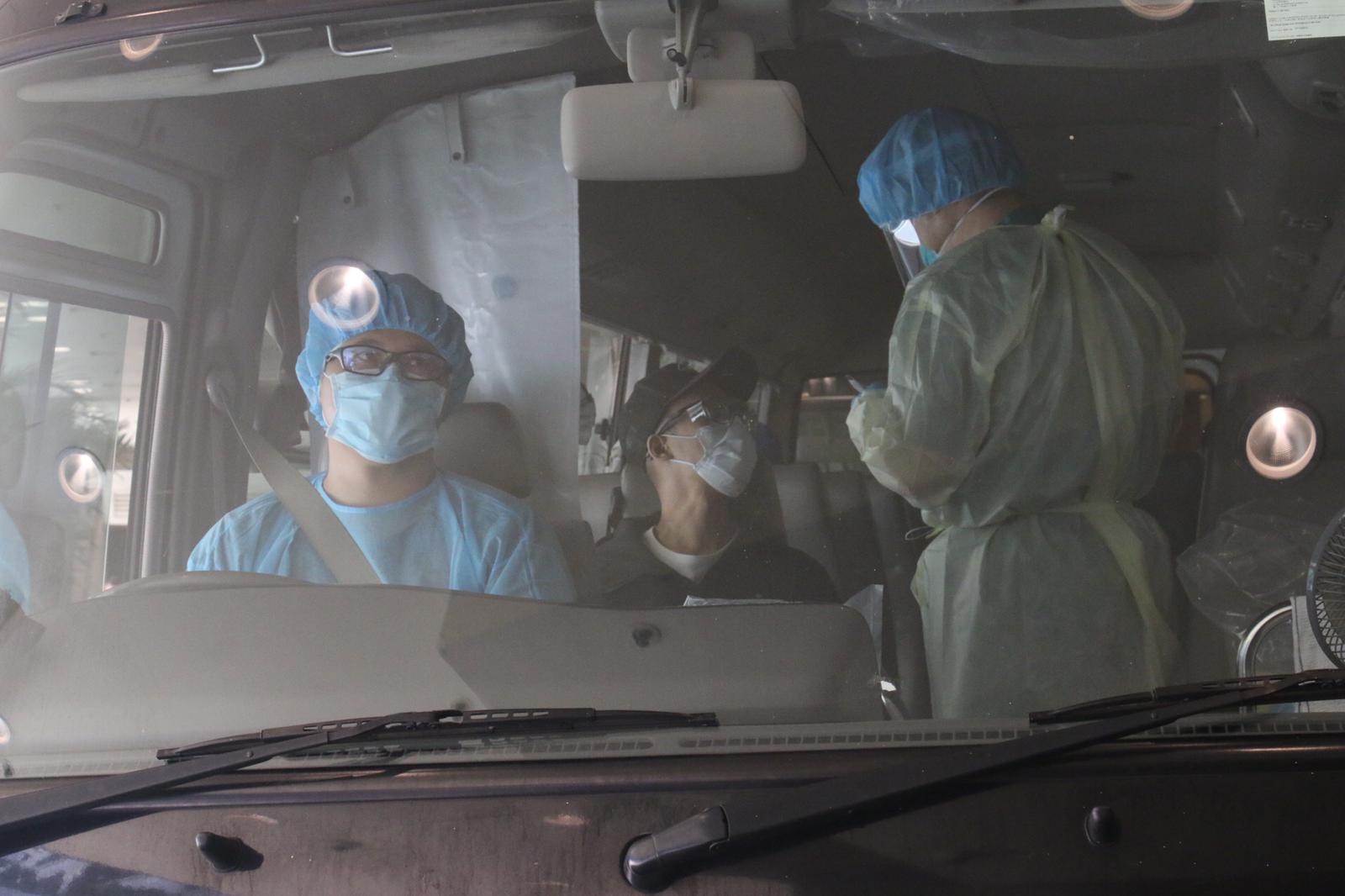 帝苑酒店56名男職員分批登上醫療輔助隊車輛前往竹蒿灣（大公報記者攝）