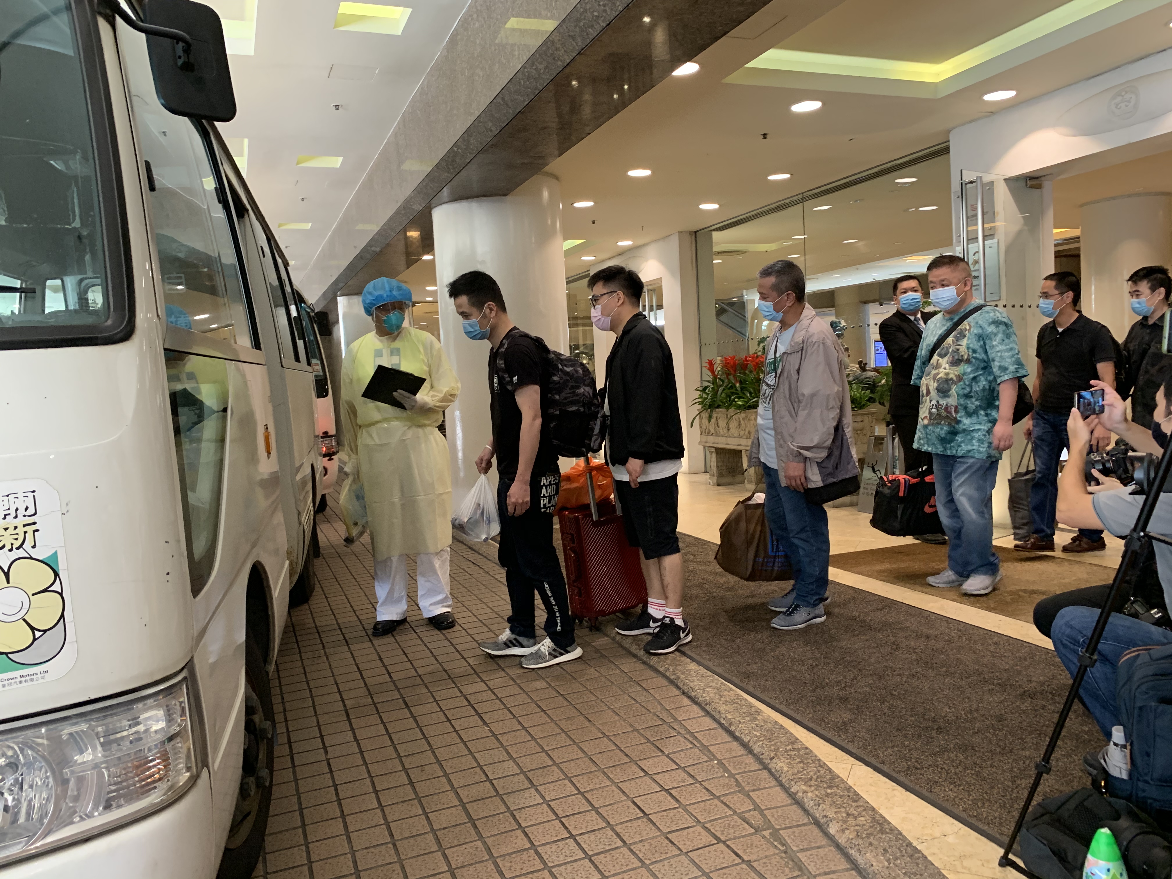 帝苑酒店56名男職員分批登上醫療輔助隊車輛（大公報記者攝）