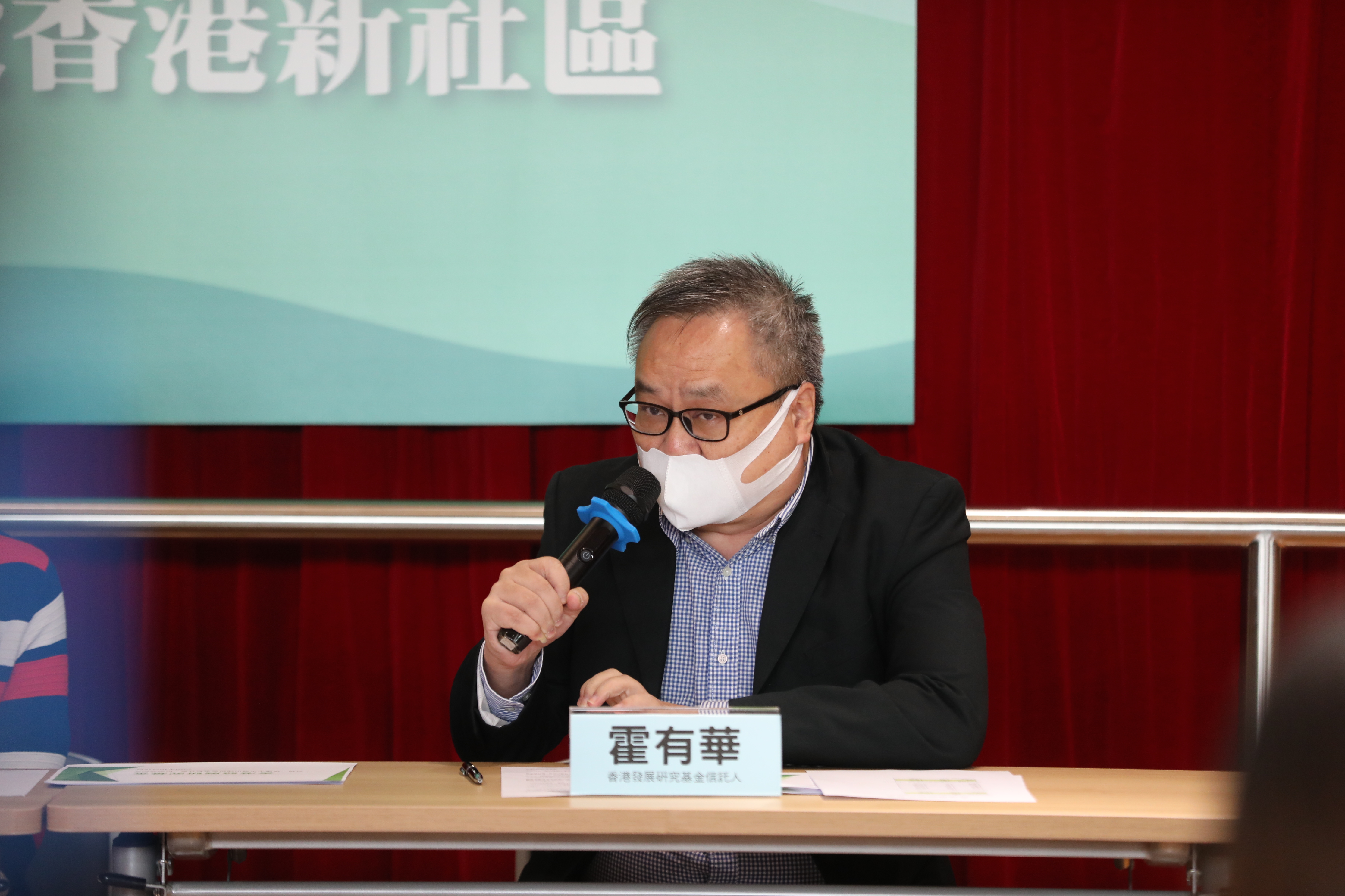 香港發展研究基金(下稱基金)今日公布一項有關「建議中央撥地建設香港新社區」的問卷調查結果。調查於本月進行，在網上訪問逾1035人，發現94%市民認為香港土地和住屋不足問題嚴重。87%受訪者認為問題無法在3至5年短期解決，當中近三成人更表示非常不樂觀。（香港文匯報記者 萬霜靈 
 攝）