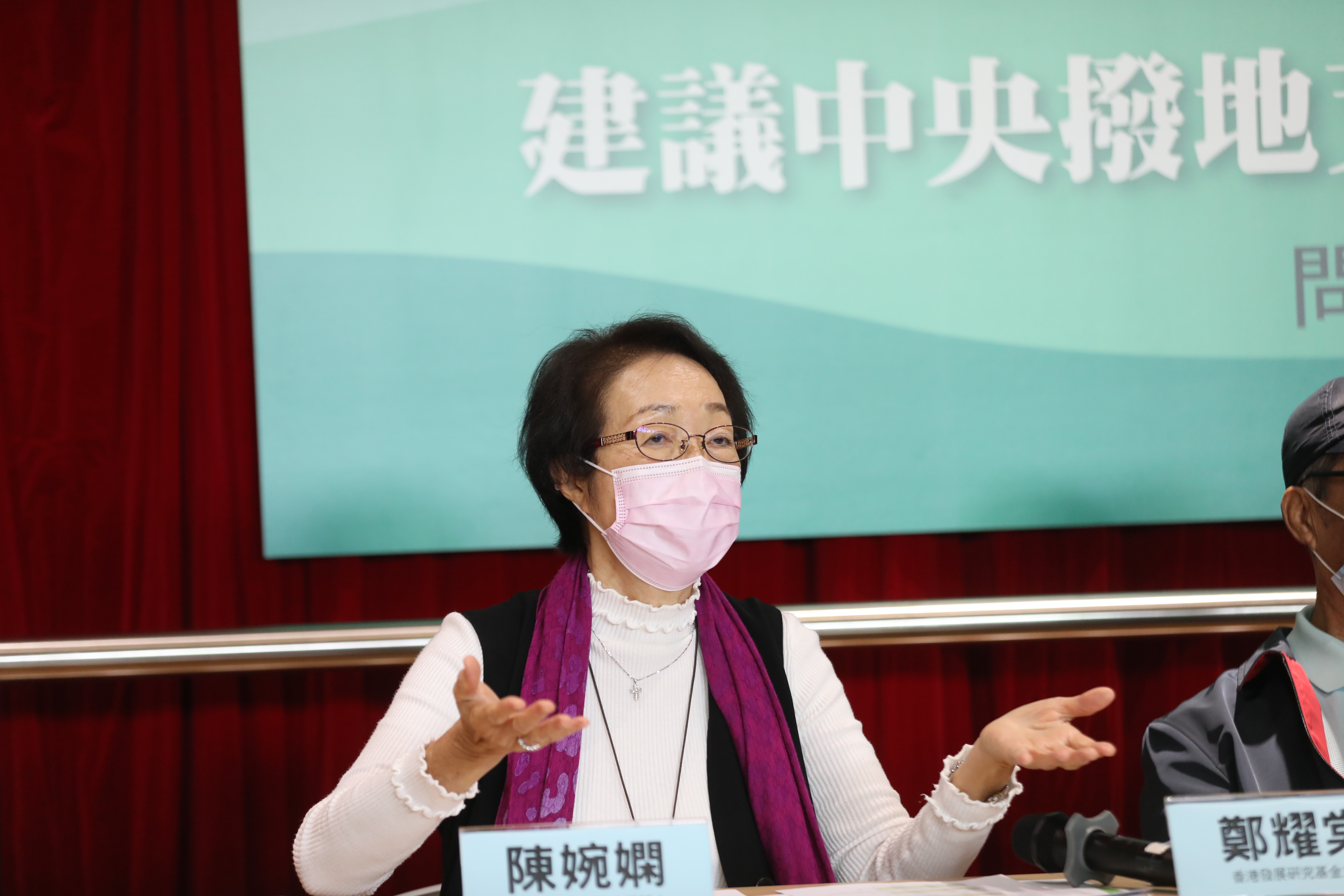 香港發展研究基金今日發布問卷，調查市民對「建議中央撥地，建設香港新社區」的意見。（香港文匯報記者萬霜靈攝）