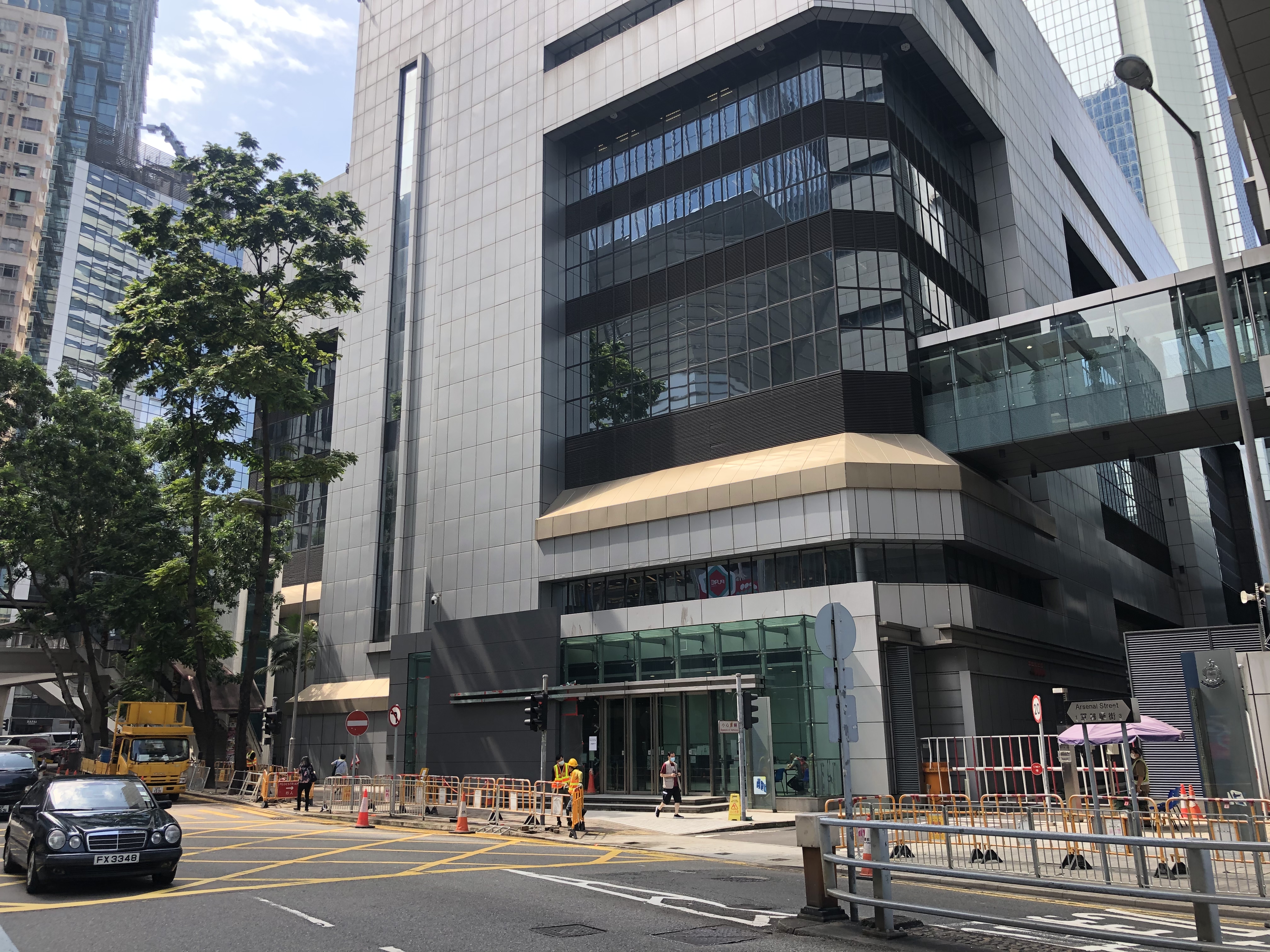 香港國安法生效以來，暴徒受到震懾，黑暴行為漸漸降溫。昨晚，位於灣仔軍器廠街的警察總部外水馬被撤走。今日上午，記者到達現場，發現警總外已看不到水馬，惟擺了一年的水馬，令地上留下痕跡，工人正在現場施工。據悉，本港多個政府部門及中央駐港機構，在去年反修例示威時，由7月開始架設大型水馬，而除了警察總部，多間警署外亦都放置有水馬。（大公報突發組攝）