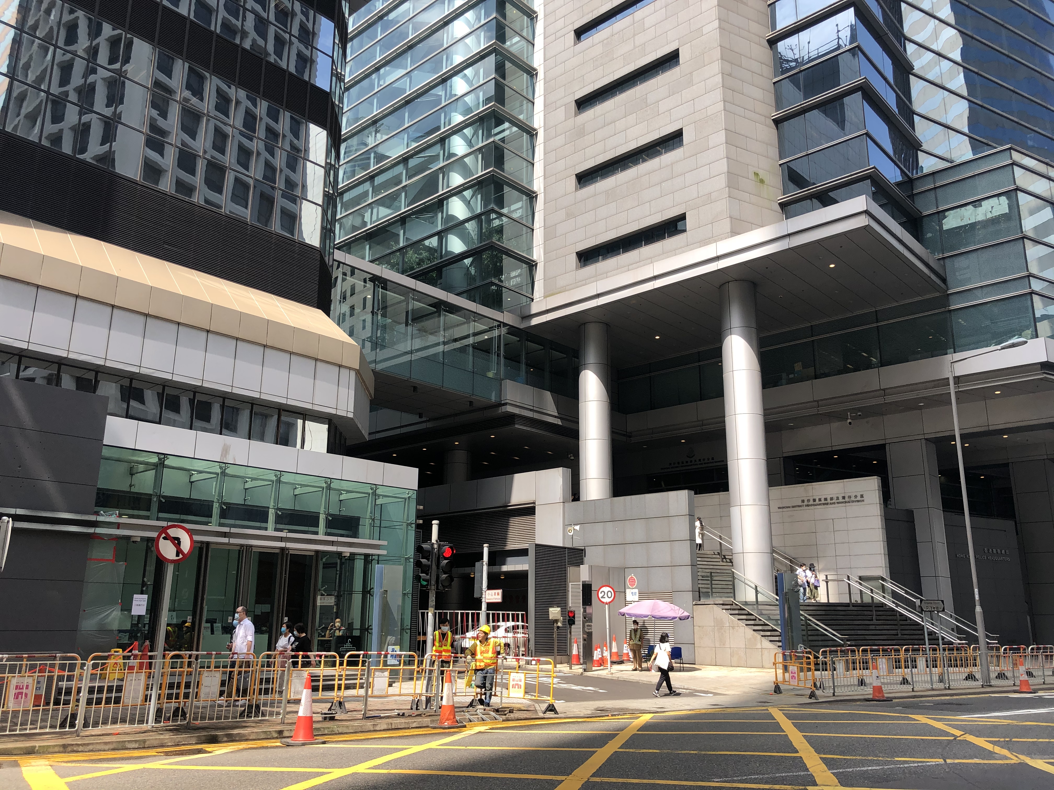 香港國安法生效以來，暴徒受到震懾，黑暴行為漸漸降溫。昨晚，位於灣仔軍器廠街的警察總部外水馬被撤走。今日上午，記者到達現場，發現警總外已看不到水馬，惟擺了一年的水馬，令地上留下痕跡，工人正在現場施工。據悉，本港多個政府部門及中央駐港機構，在去年反修例示威時，由7月開始架設大型水馬，而除了警察總部，多間警署外亦都放置有水馬。（大公報突發組攝）