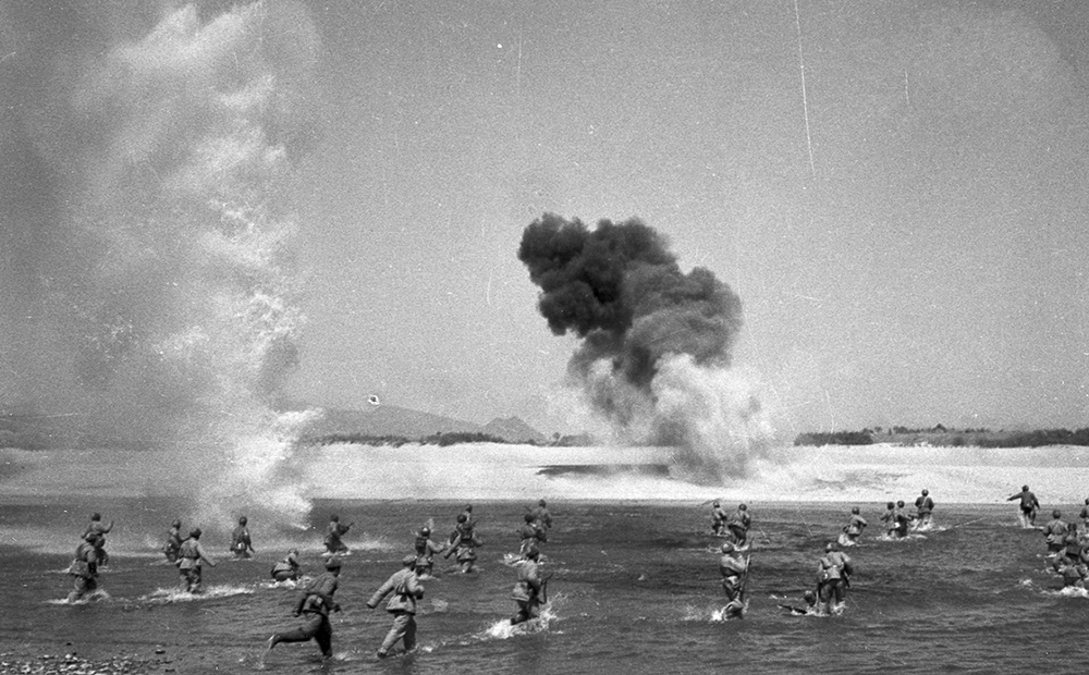 1951年1月，志願軍戰士冒着炮火渡過漢江，追擊敵人（來源：解放軍畫報）