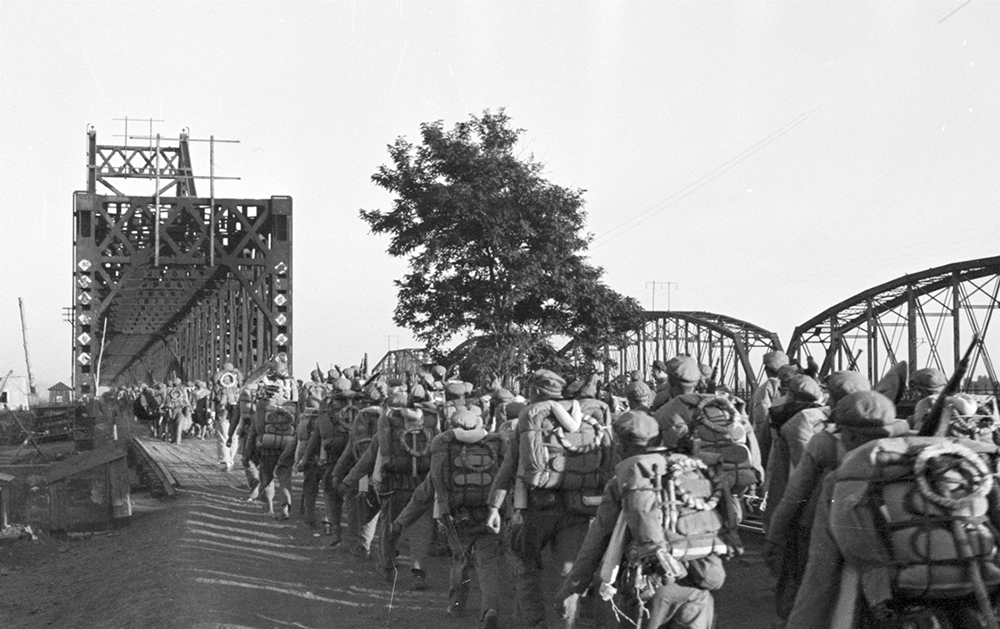 志願軍某部跨過鴨綠江大橋，奔赴朝鮮戰場（來源：解放軍畫報）