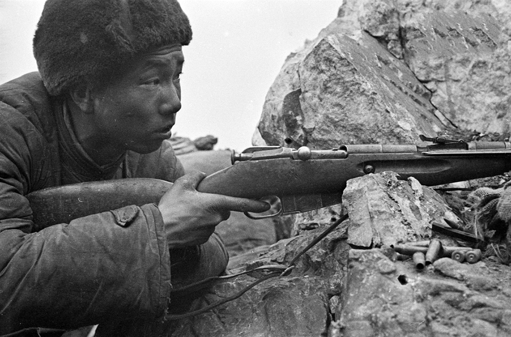 志願軍特等射手張桃芳憑着一支普通步槍，在32天內用436發子彈斃敵214人，給敵人造成極大威懾（來源：解放軍畫報）