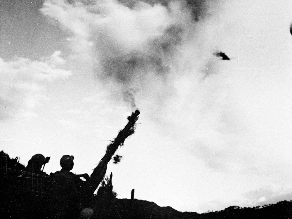 1952年10月1日，志願軍高炮部隊擊落美軍佩刀式戰鬥機1架（來源：解放軍畫報）